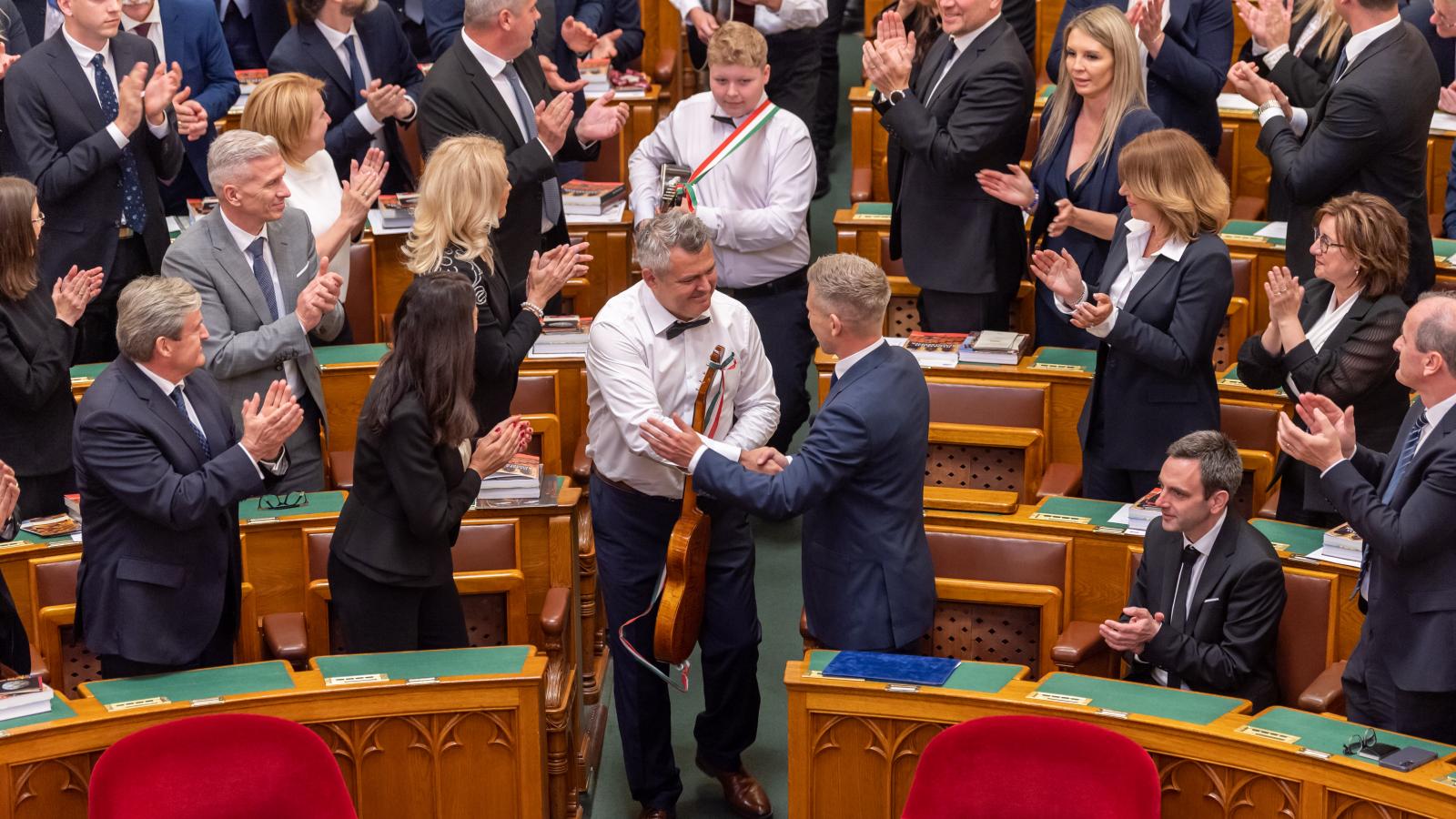 Mondtam Péternek, hogy állami ünnepre eljövünk. „Nyugi, megoldjuk” – mosolygott vissza