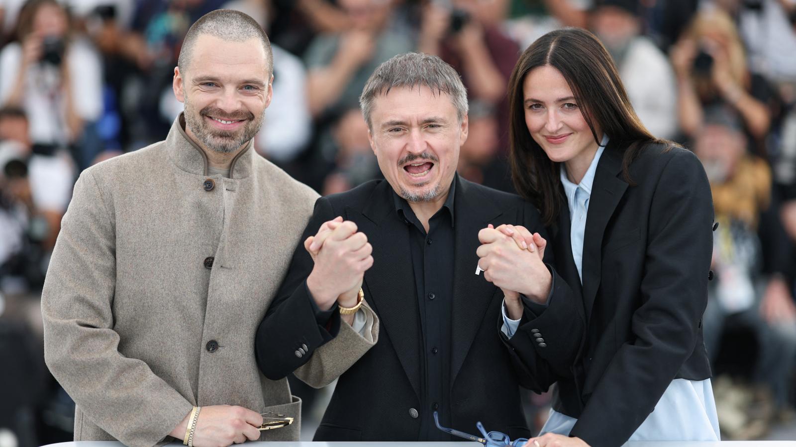 Sebastian Stan, Cristian Mungiu  és Renate Reinsve május 19-én Cannes-ban