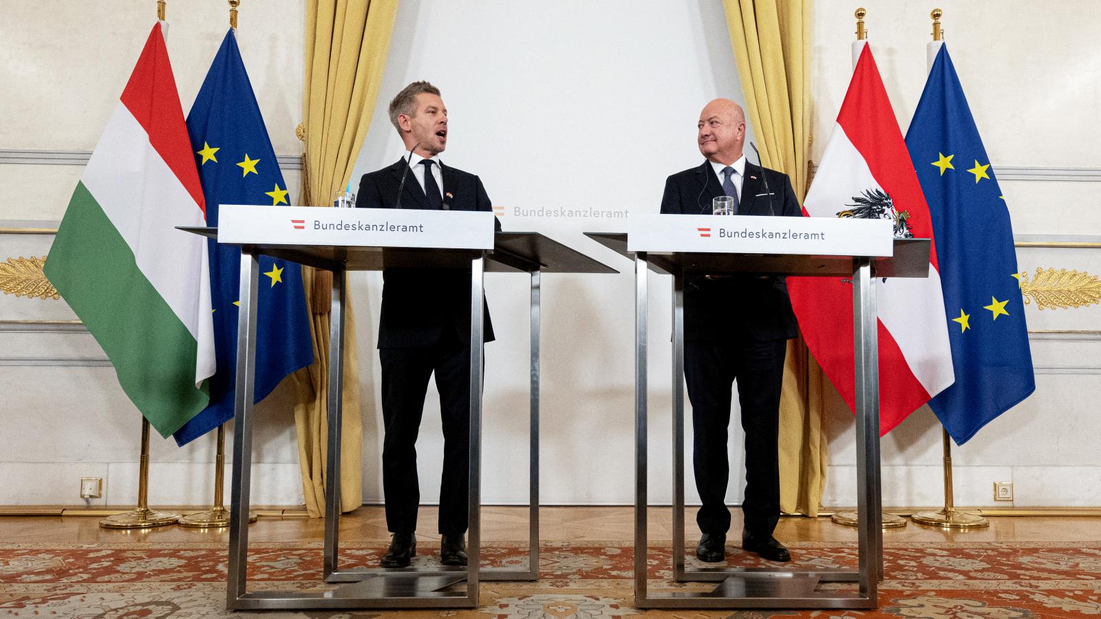 Magyar Péter miniszterelnök és Christian Stocker osztrák kancellár sajtótájékoztatót tart tárgyalásuk után Bécsben 2026. május 21-én.