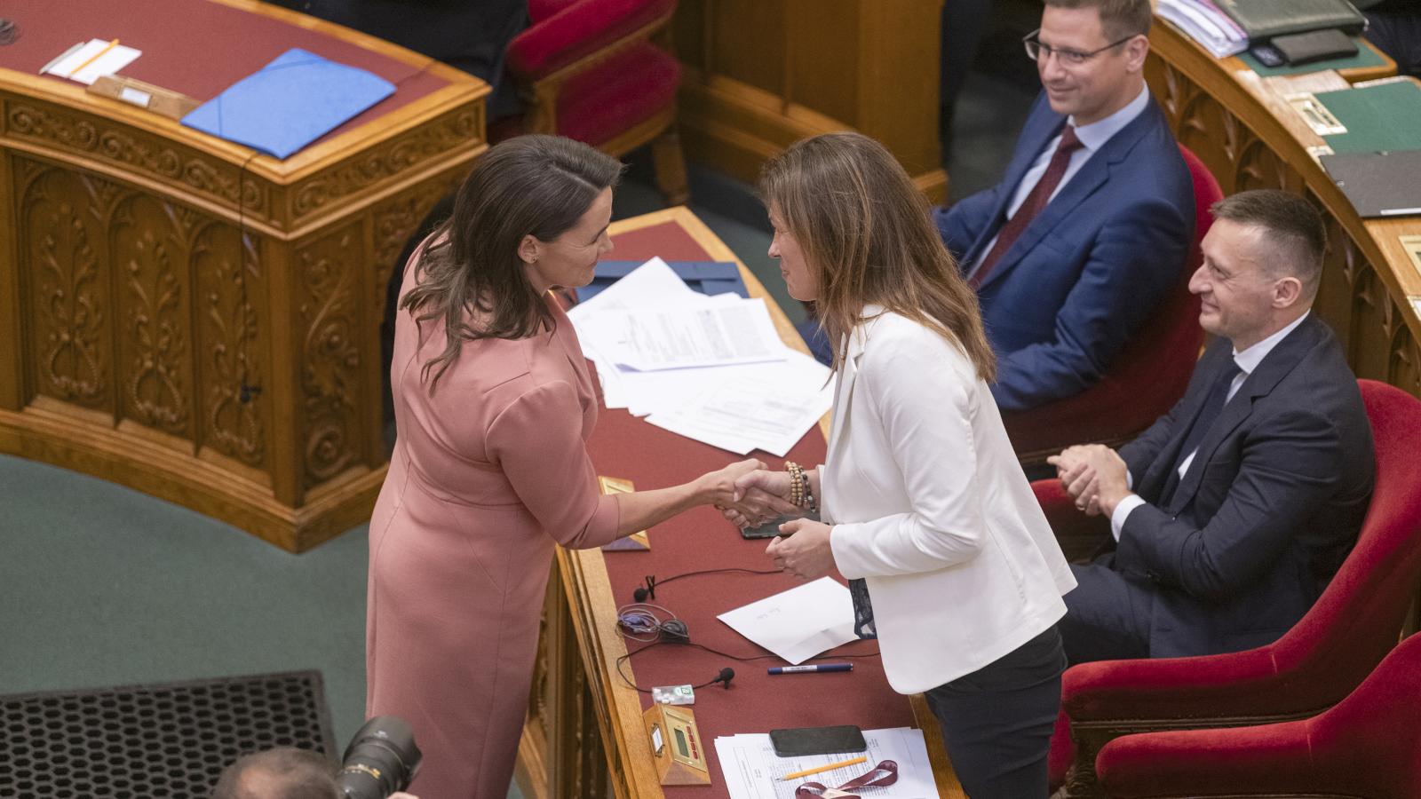 Novák Katalin és Varga Judit 2023. július 4-én a parlamentben