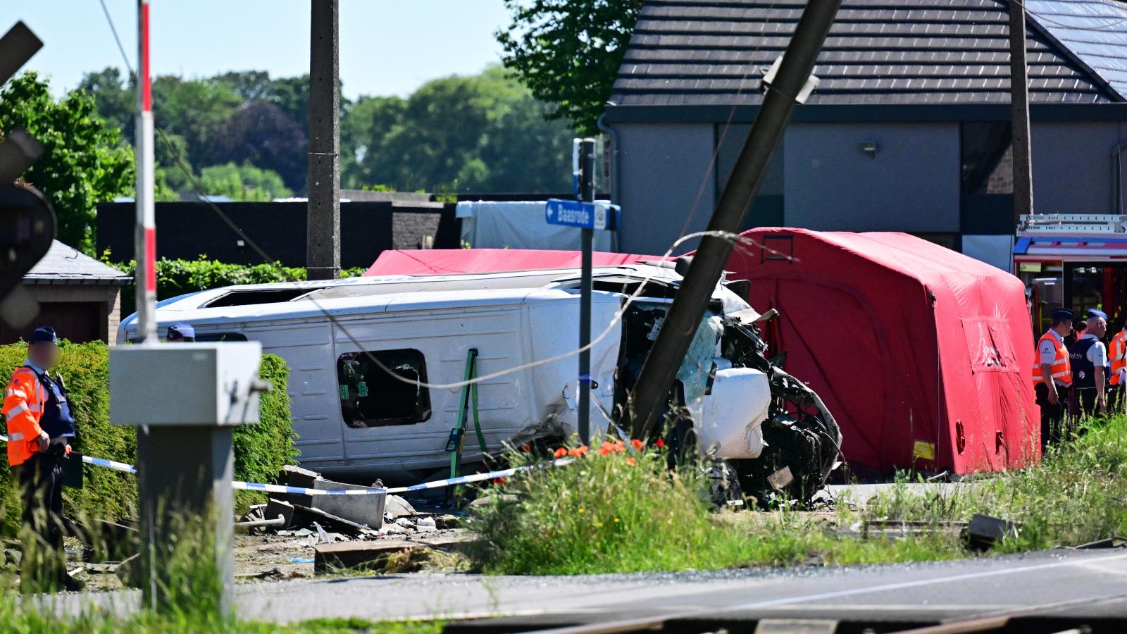 A mentőszolgálatok képe egy vonat és egy kisbusz közötti baleset helyszínén, a Vierhuizen vasúti átjárónál, Buggenhoutban, 2026. május 26-án, kedden.