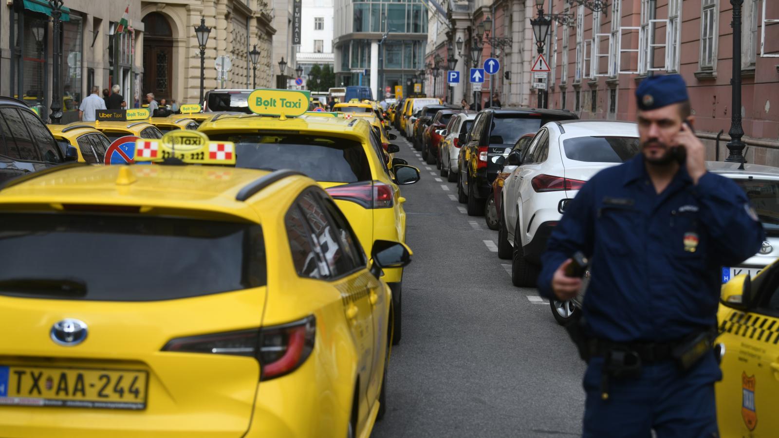 Korábbi felvétel. Demonstráció a fővárosi Városháza előtt