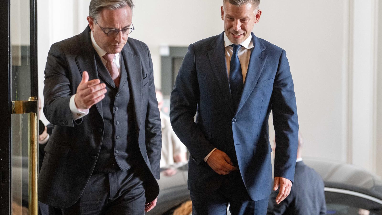 Magyar Péter csütörtökön Bart De Wever belga kormányfővel is találkozott, macskájával is játszott