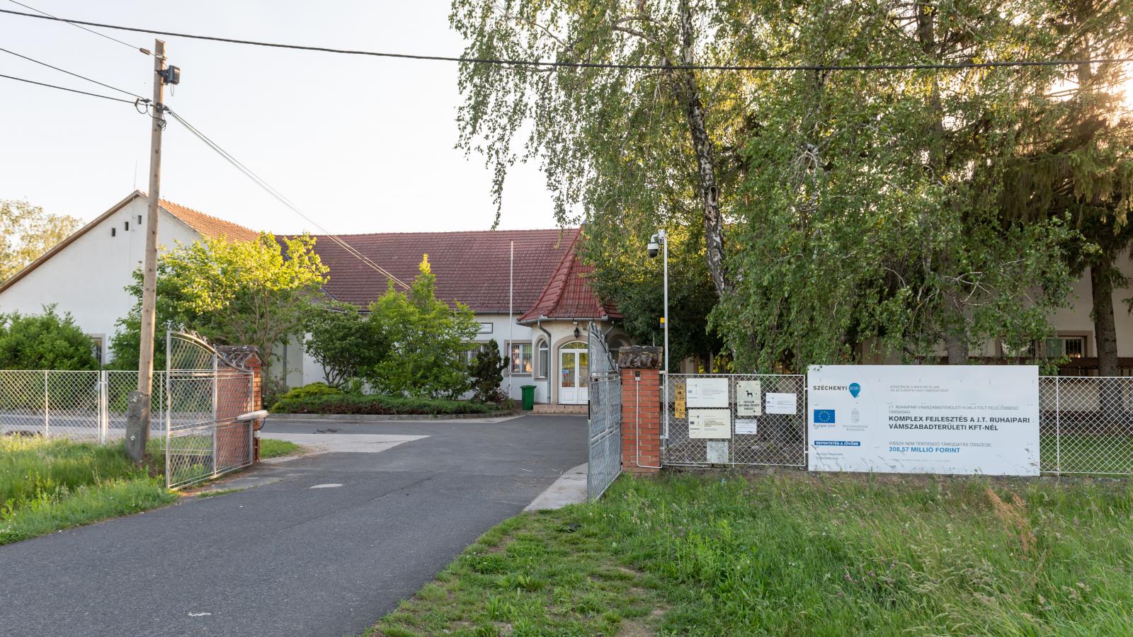 A varroda. Bárkit megszólítottunk az utcán, tudott az elbocsátásokról.