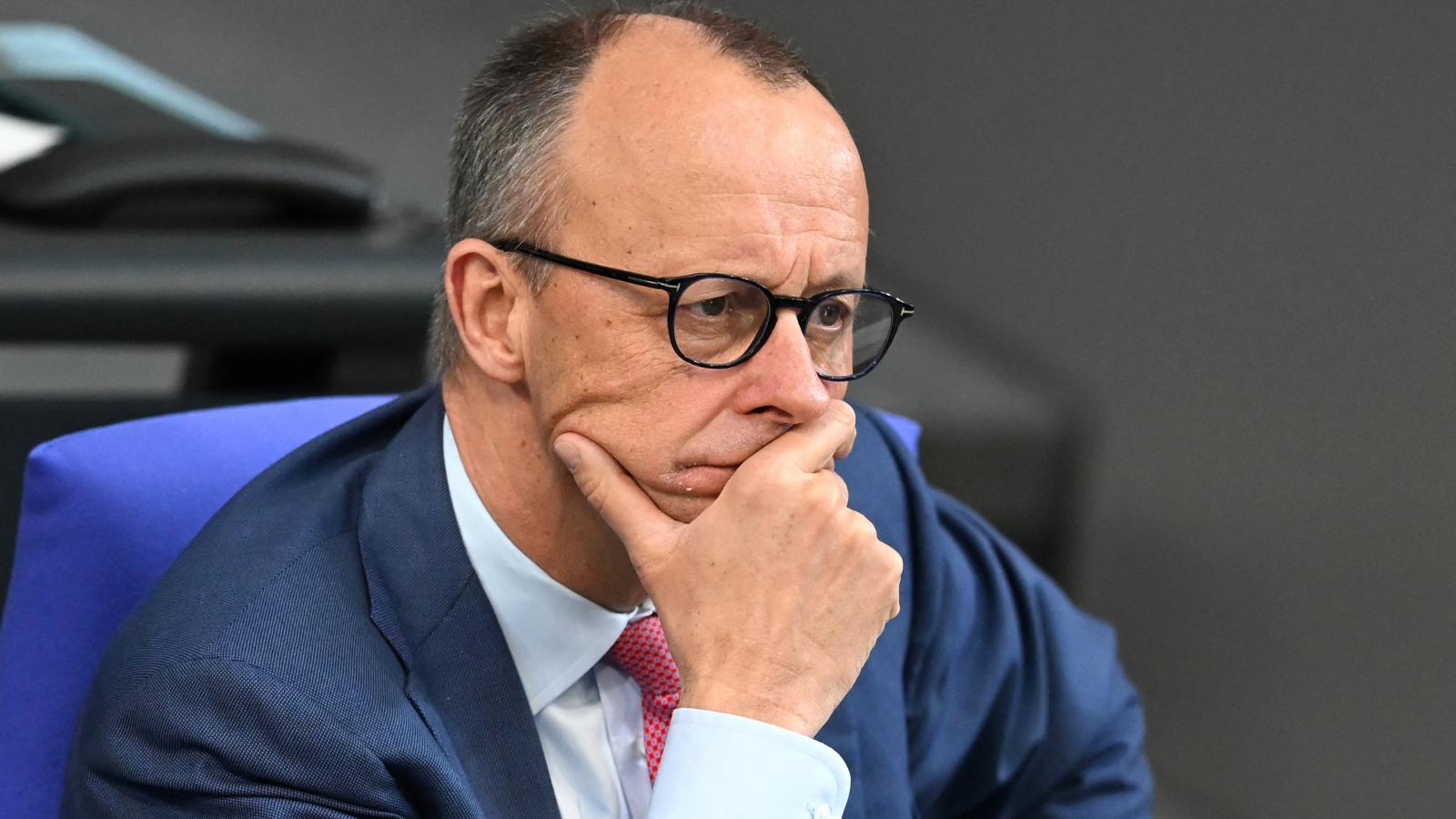 Hendrich Wüst a háttérből Merzet kémleli