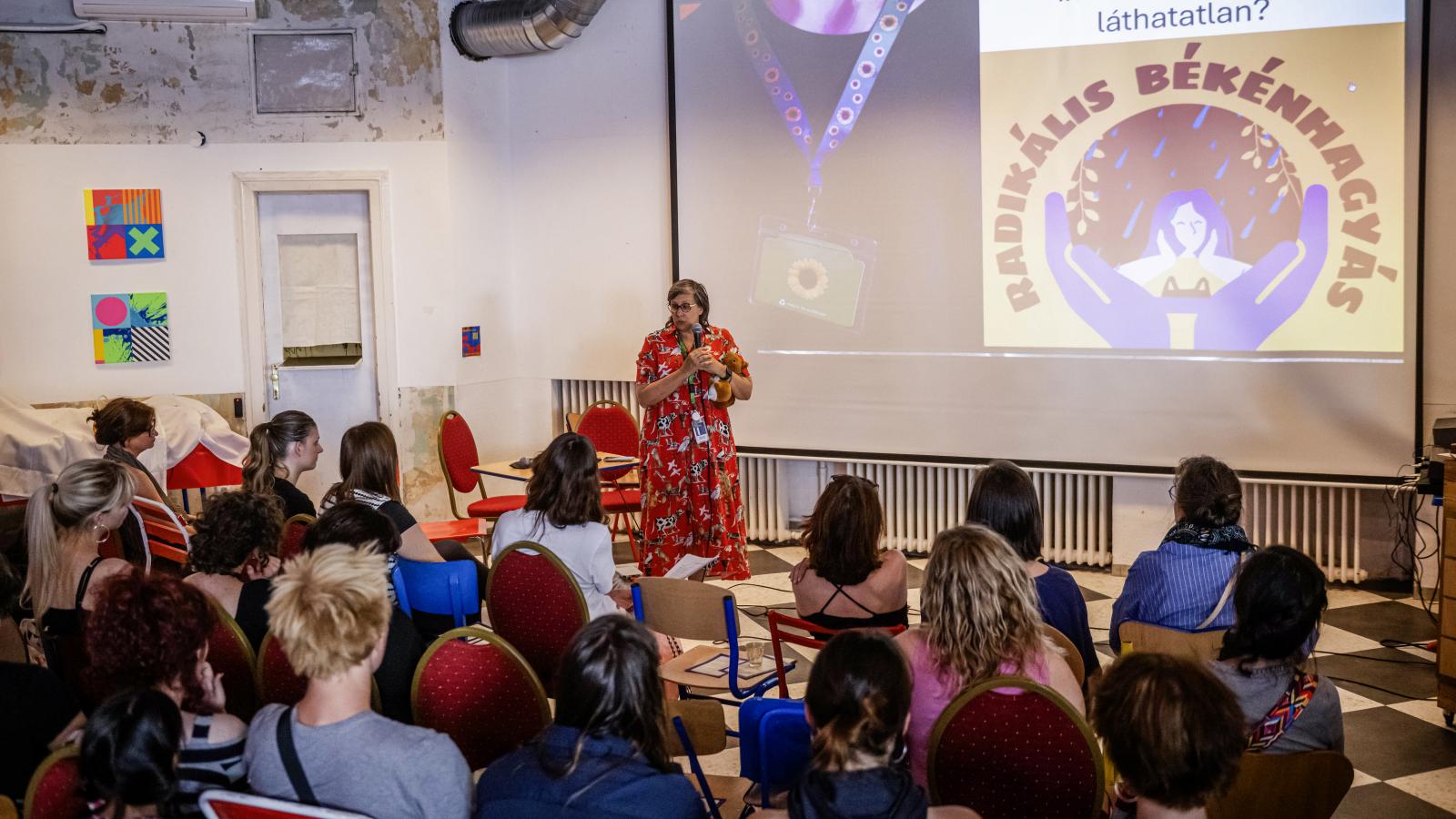  Az OFF Biennálé koncepciója eredetileg arra a kérdésre kereste a választ, hogyan lehet a félelmet, a bizalmatlanságot és a gyűlöletet erősítő társadalmi folyamatokkal szemben közösségeket építeni
