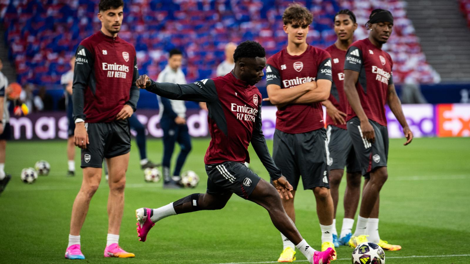Bukayo Saka lő kapura az első BL-sikerében reménykedő Arsenal tréningjén