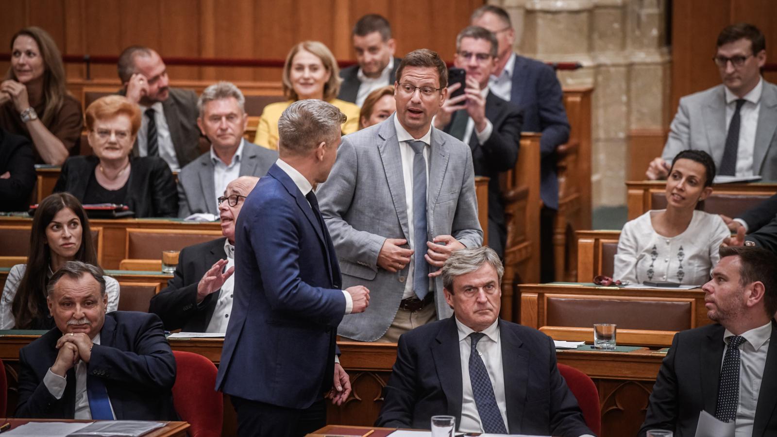 Drámai töltetet
hordoz, hogy
Magyar Péter és
Gulyás Gergely
személyében
két egykori
barát pengézik
egymással
a parlamentben