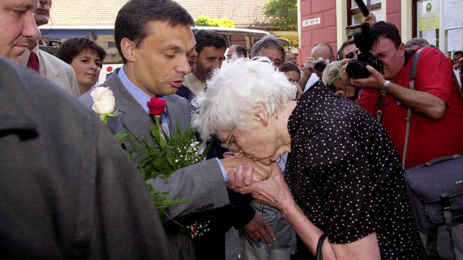 Mosolyogva fogadja idős asszonyok
kézcsókját (2002, Mezőkövesd)