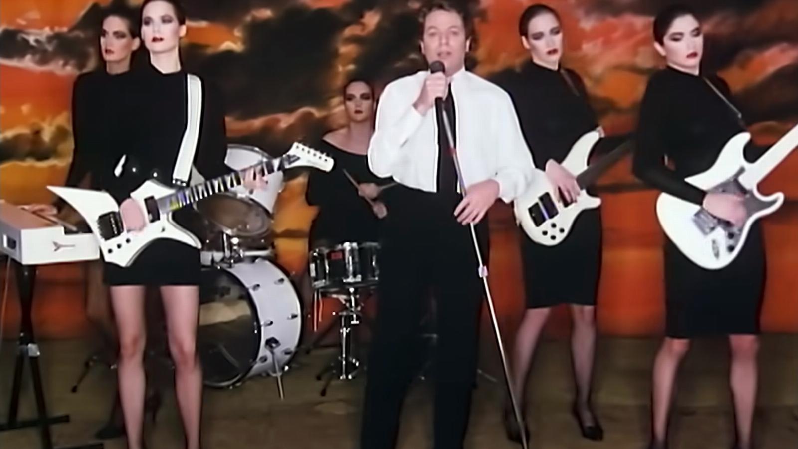 Az Addicted to
Love videóján öt
modell kamuzik
a hangszereken,
elöl pedig Robert
Palmer énekel