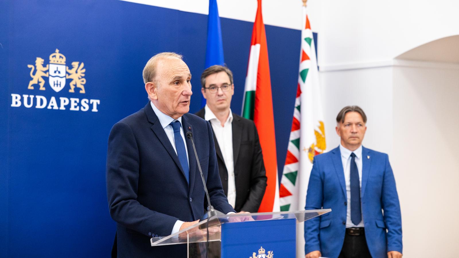 Gémesi György Gödöllő polgármestere Karácsony Gergely budapesti főpolgármesterrel és Eszes Bélával Jánoshida polgármesterével a MÖSZ és a Fővárosi Önkormányzat sajtótájékoztatóján 2026. június 2-án