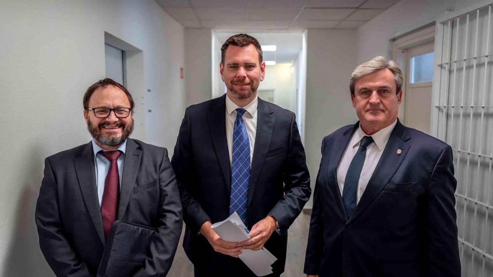 Kármán András, Vitézy Dávid és Kapitány István. Amit lehet, megmentenek