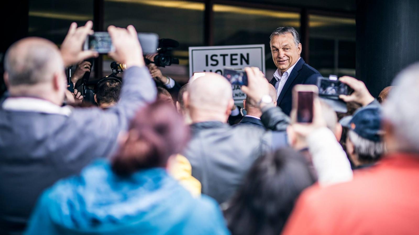 A szektavezér épp azonosulást kínál híveinek: Isten, család, haza