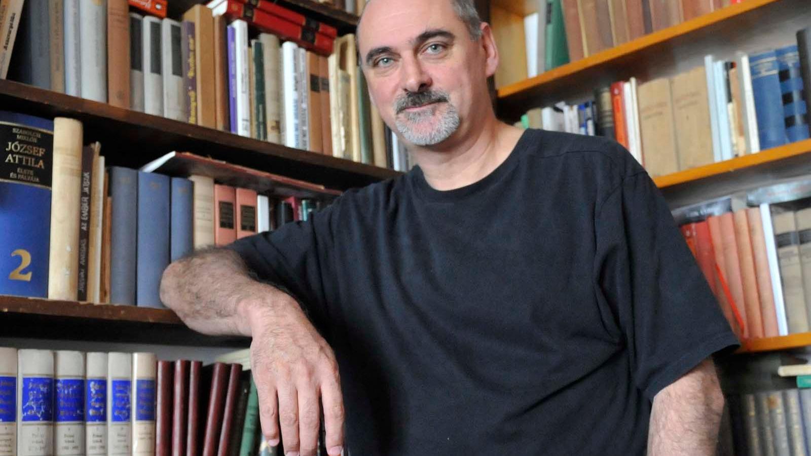 Bächer Iván – általában késő délelőtt érkezett a Bécsi úti szerkesztőségbe, hogy bepötyögje a penzumát