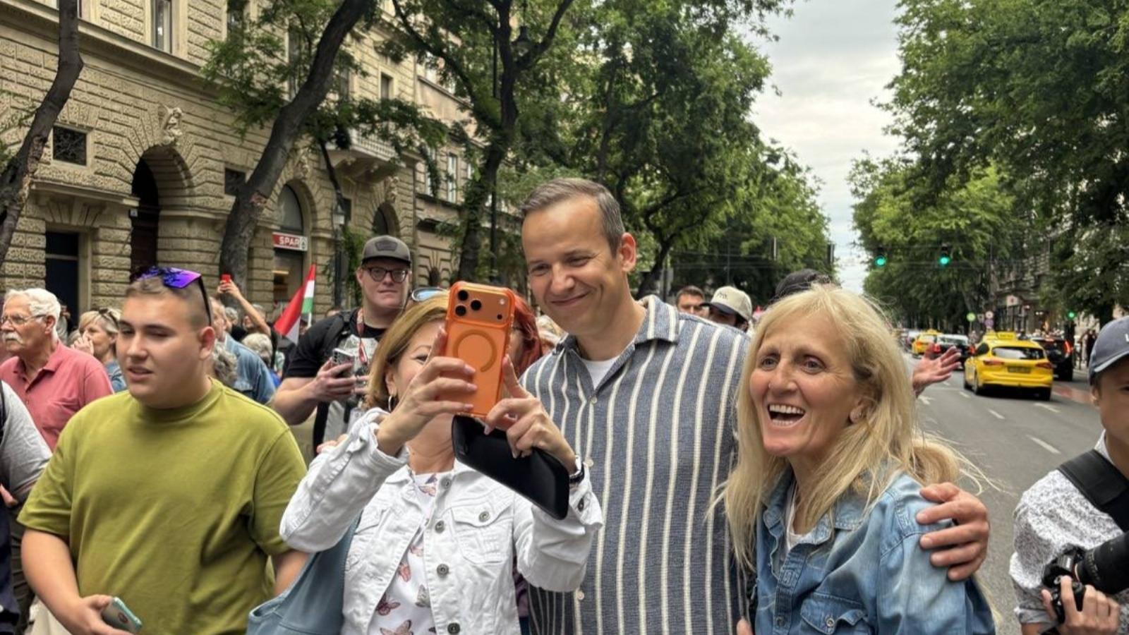 Toroczkai László a tüntetésre menet még jókedvű volt