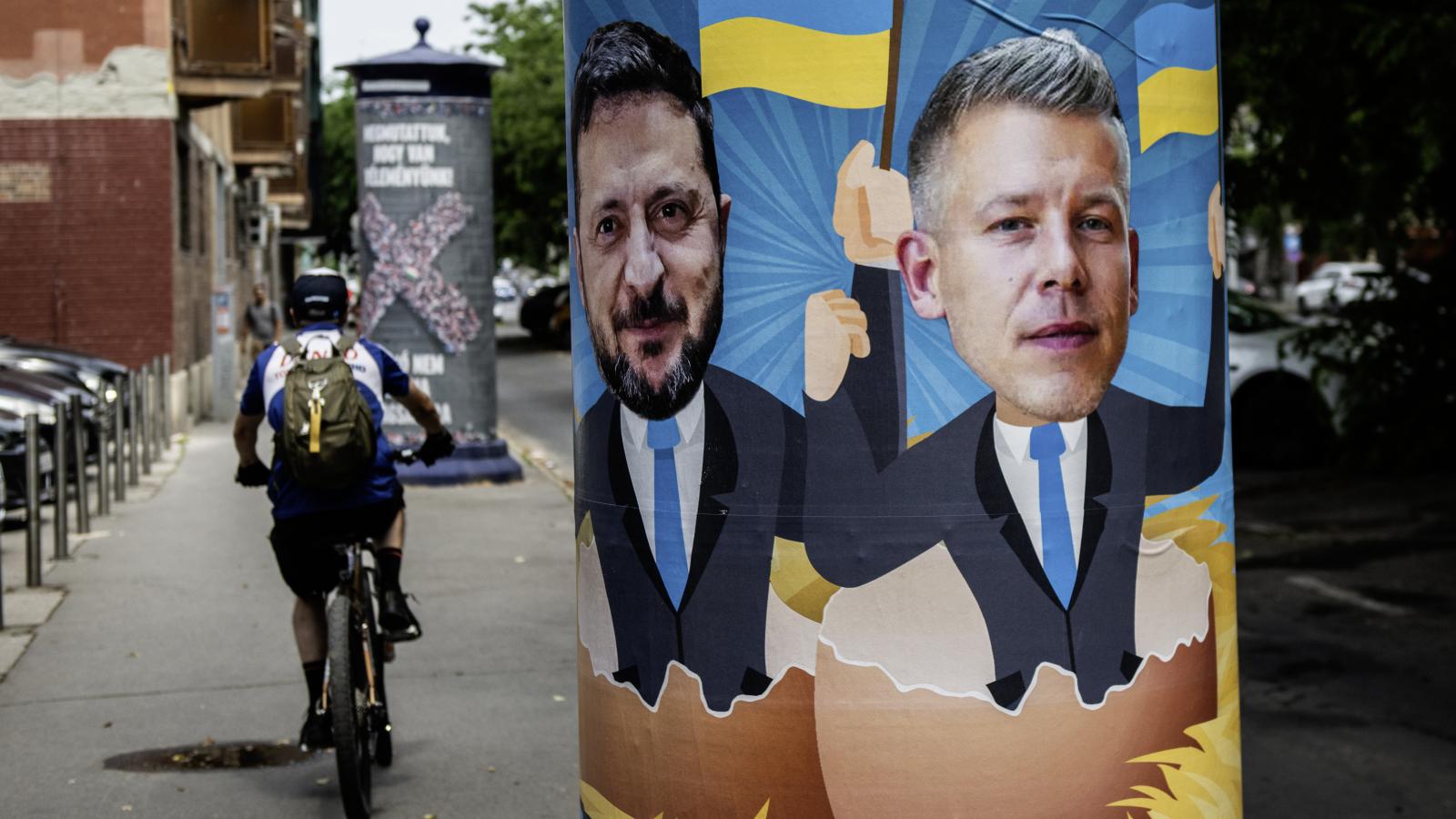 A plakáton már „találkoztak”, a valóságban még nem. 