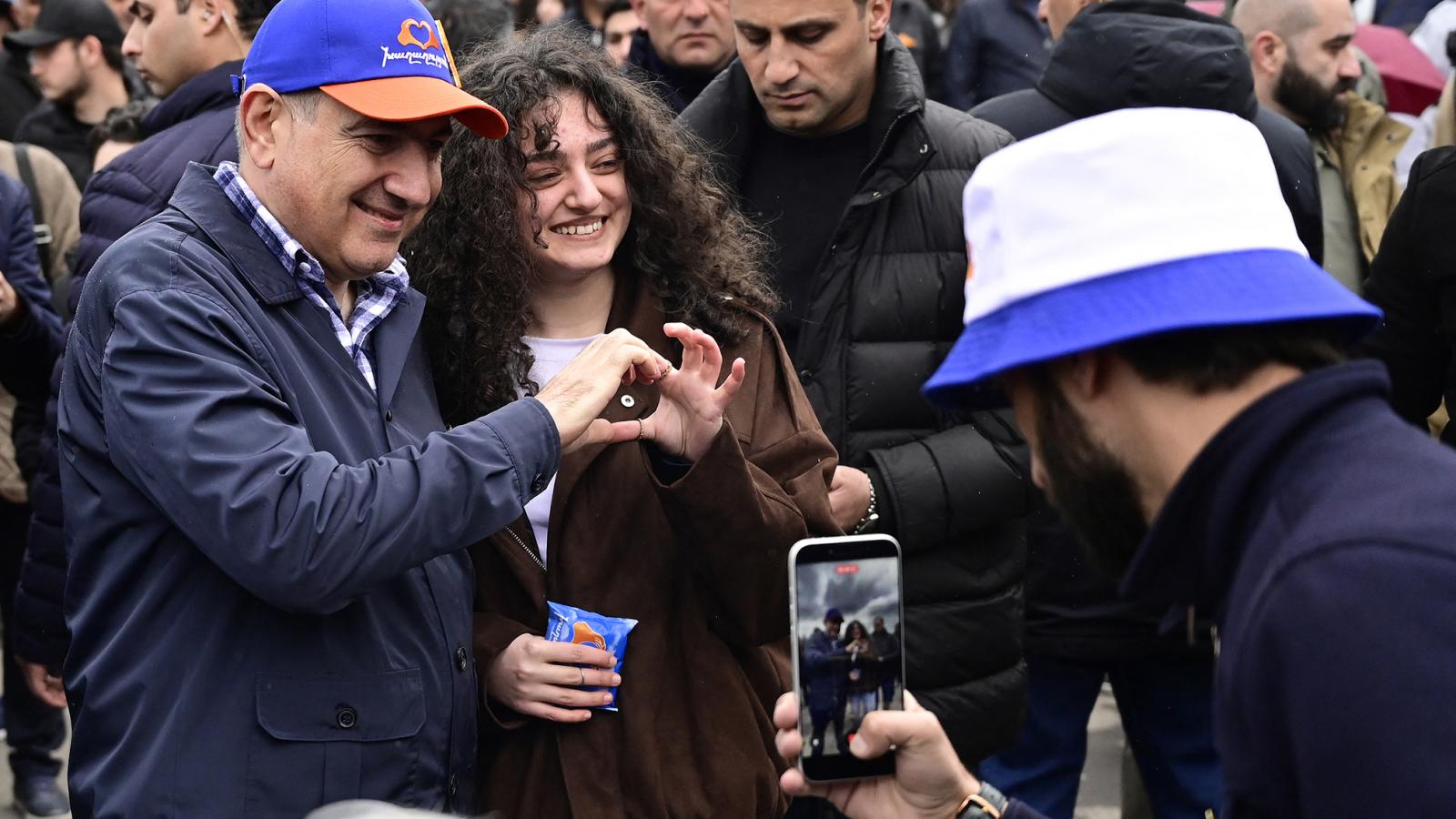 Nikol Pasinján (balról baseballsapkában) Polgári Szerződés pártja vezet minden előzetes közvélemény-kutatást