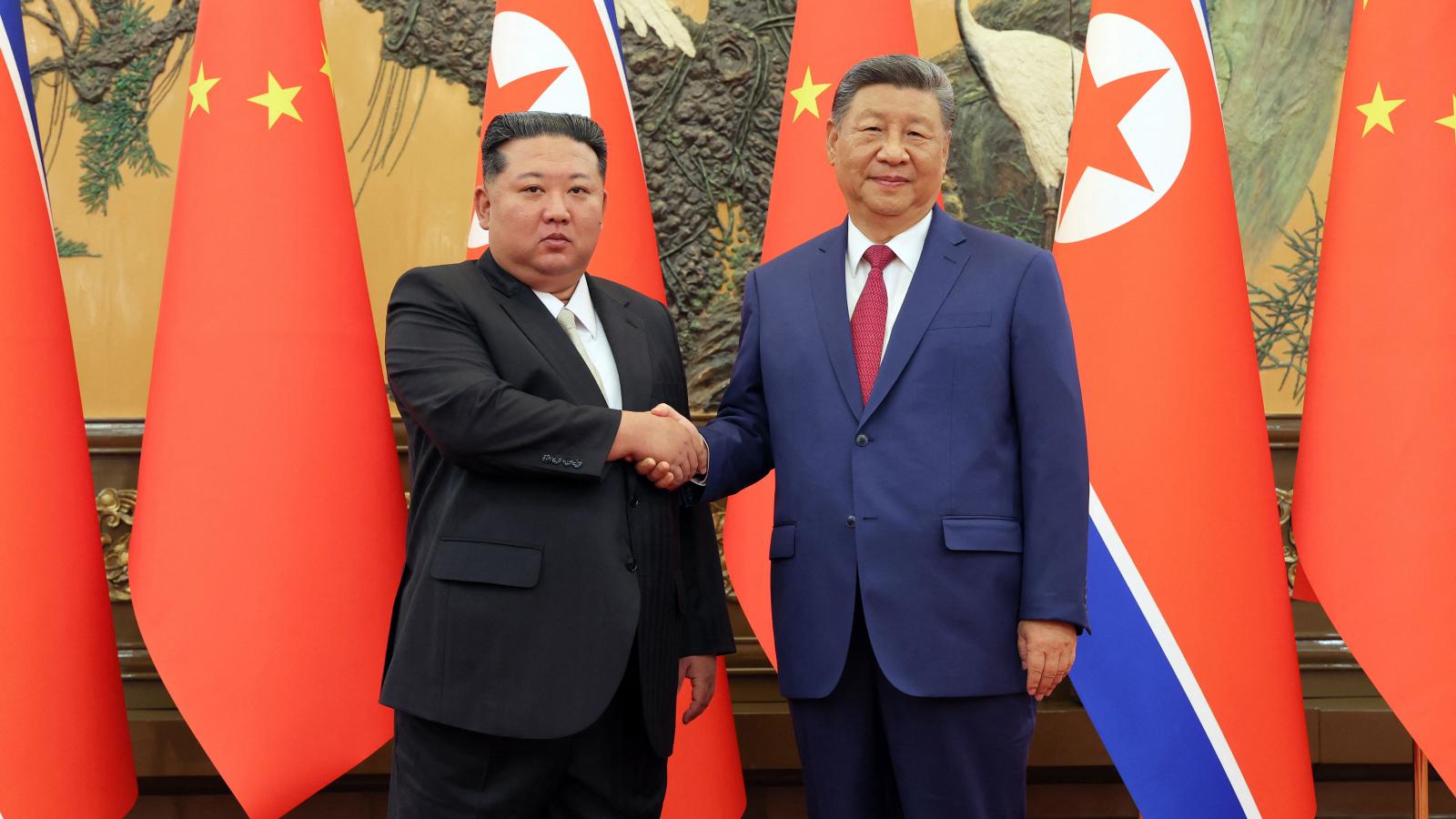 Kim Dzsongun észak-koreai vezető kezet fog Hszi Csin-ping kínai elnökkel 2025. szeptember 5-én, Pekingben.