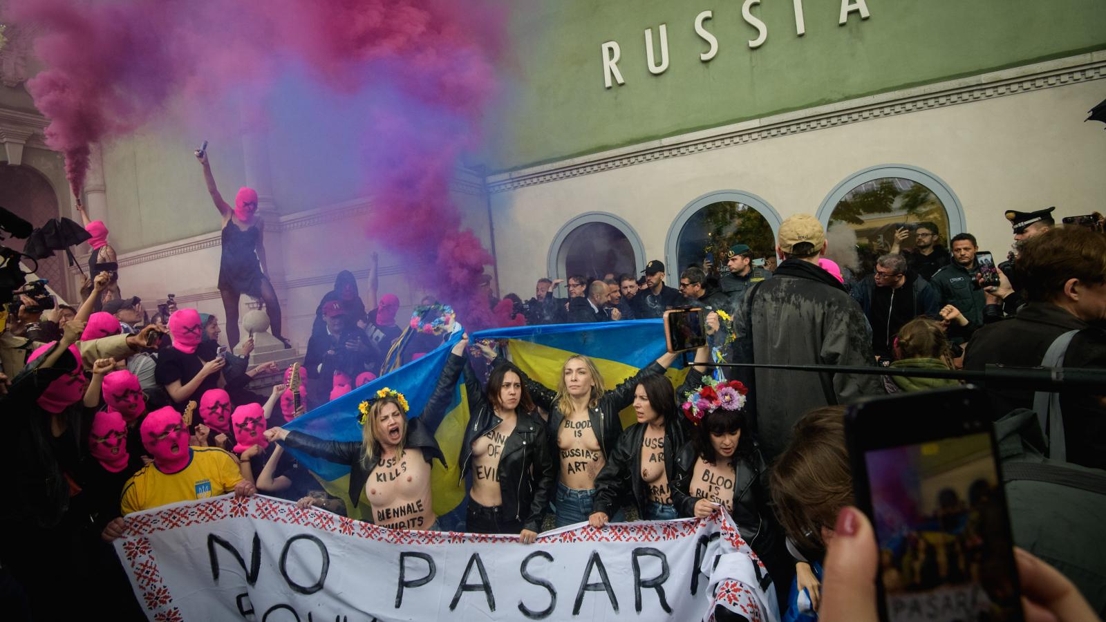 A Pussy Riot aktivistái füstgyertyákat gyújtottak, és hosszan skandáltak az orosz pavilon ellen