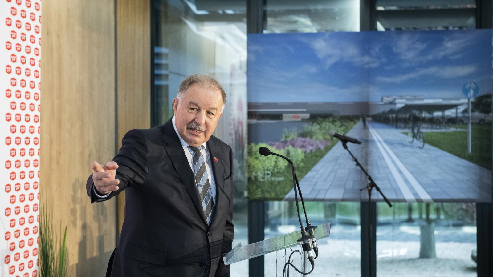 Id. Bárány László, ügyvezető tulajdonos beszédet mond a Master Good Kft. beruházásbejelentő rendezvényén Kisvárdán 2026. február 20-án