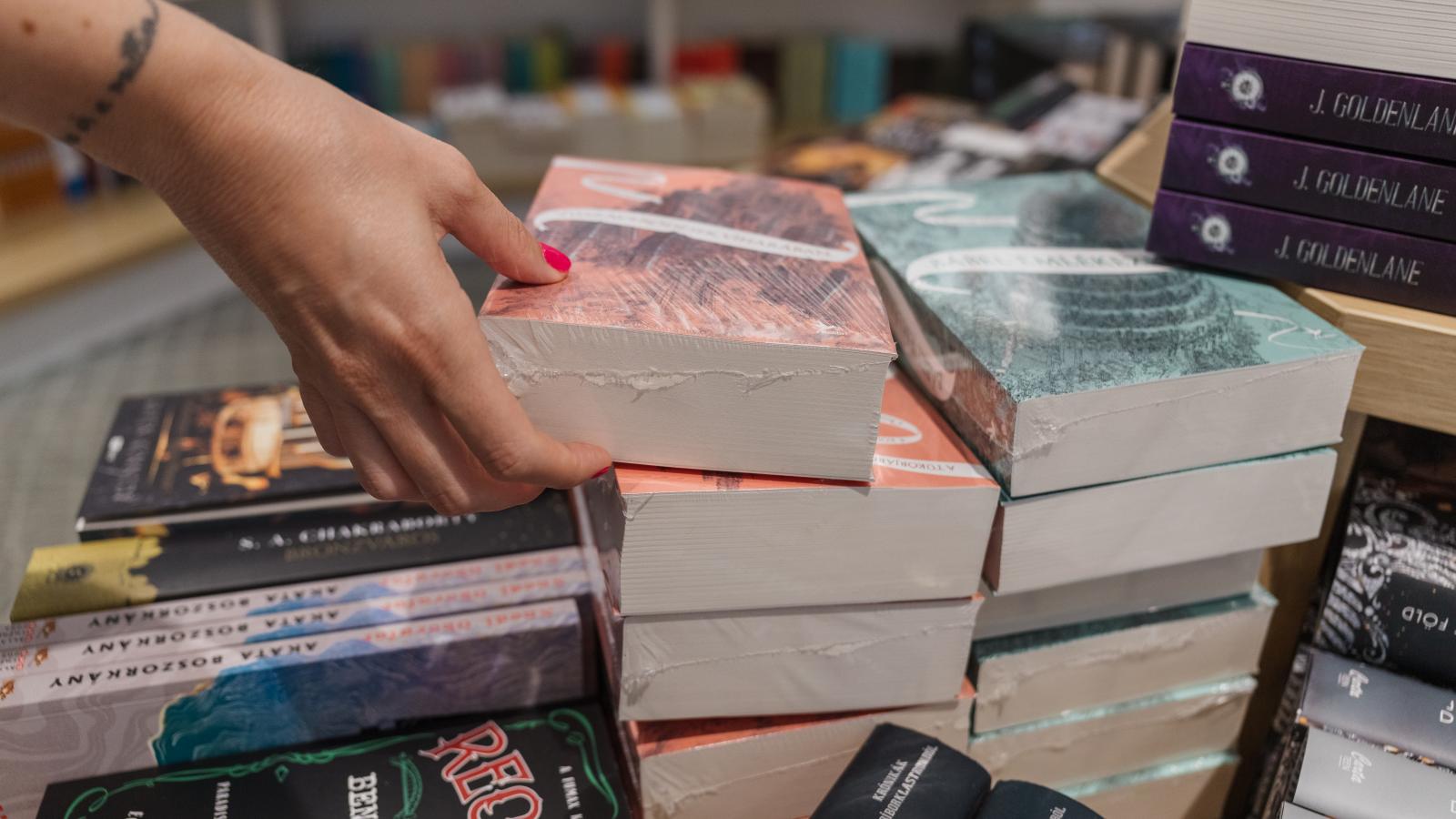 Fóliázott könyv a Libri könyvesboltban