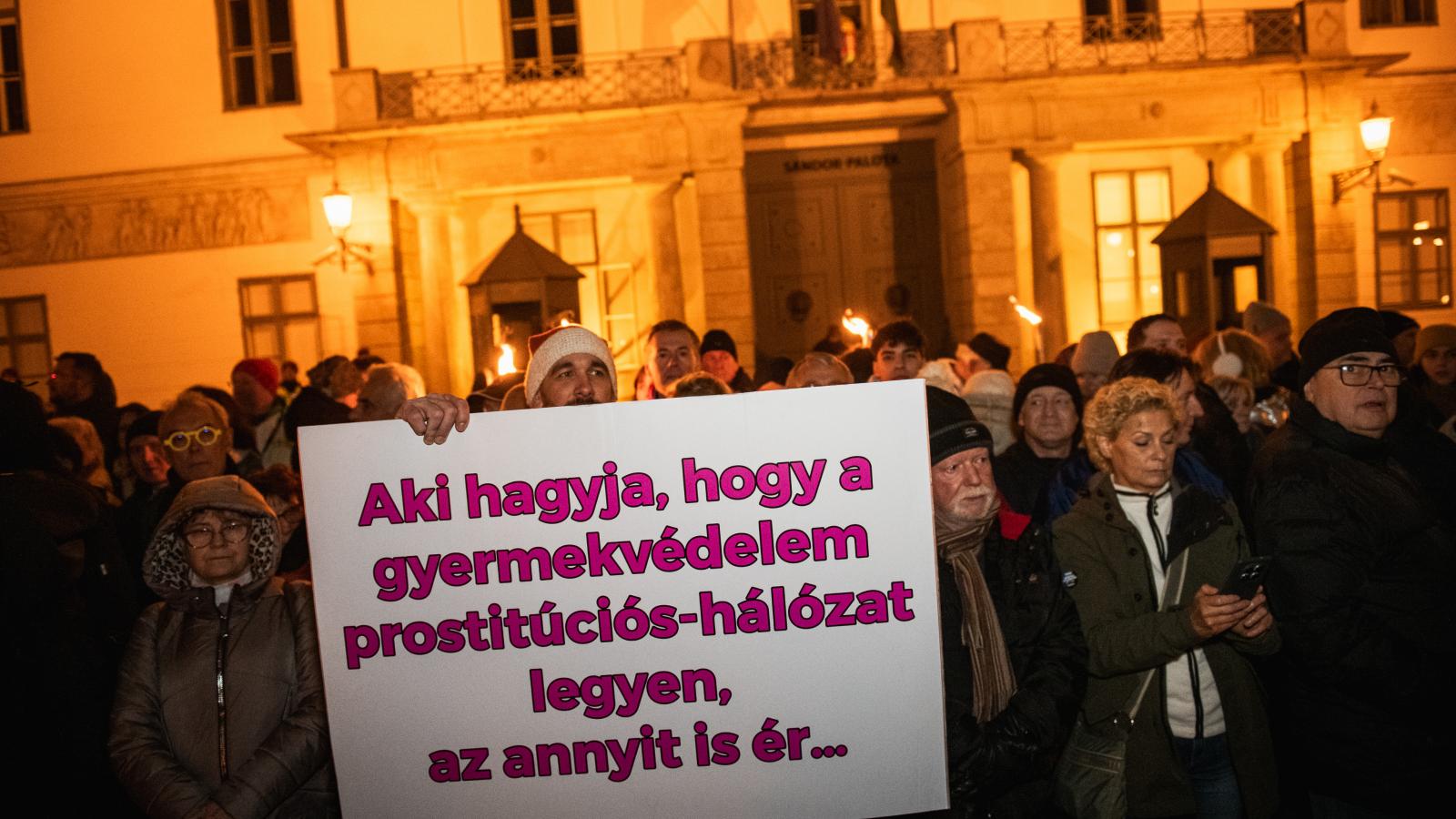 Tavaly decemberi tüntetés a Sándor-palotánál a gyermekek védelme érdekében