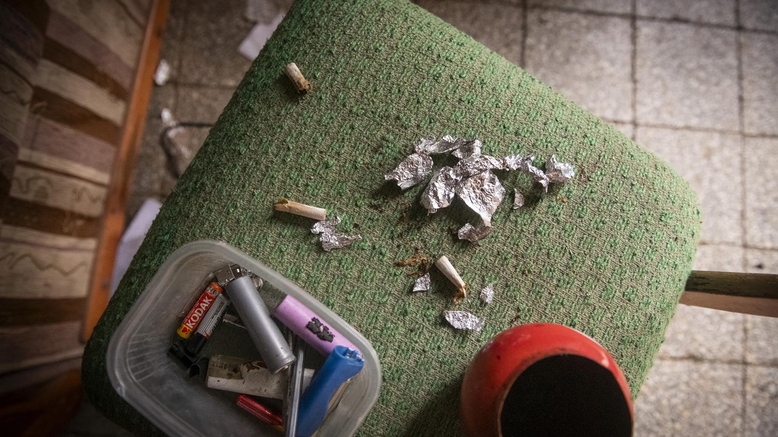 Alufóliadarabkákban hevített kristály gőzét szívják fel a fogyasztók