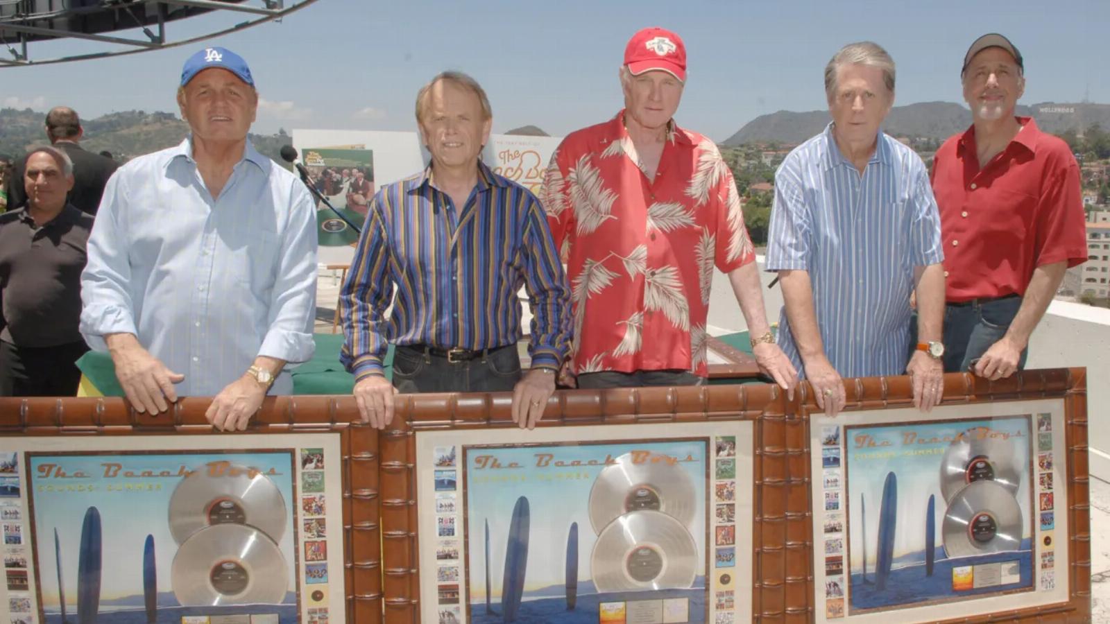 A Beach Boys tagjai a dupla platinalemezt
tanúsító emléktáblával