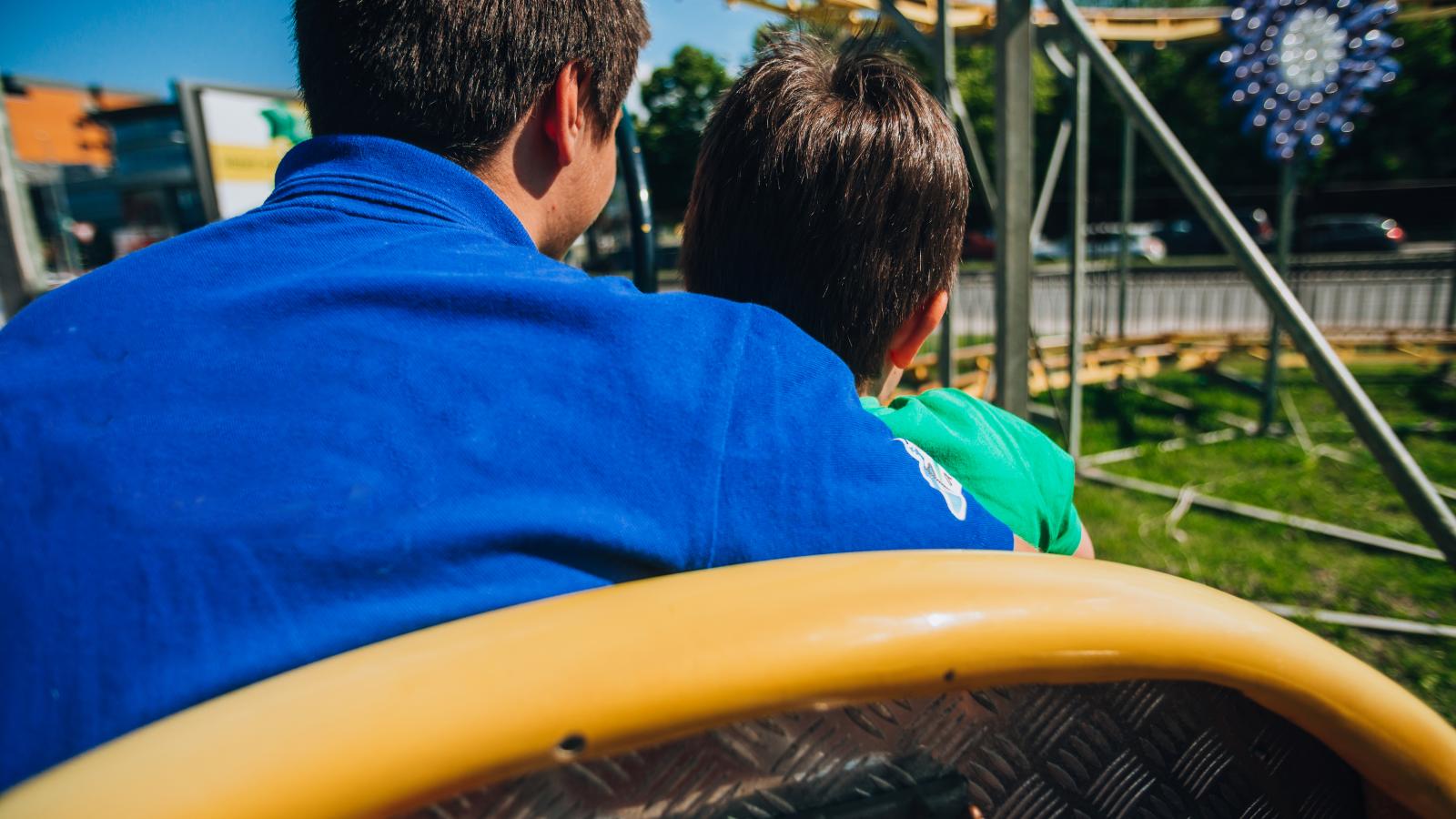 Jobb lenne most
inkább kimenni
a Práterbe, és
ott szórakozni.
Már nagyobb fiú,
több masinára
is felülhet,
amire eddig
csak vágyakozva
pislogott