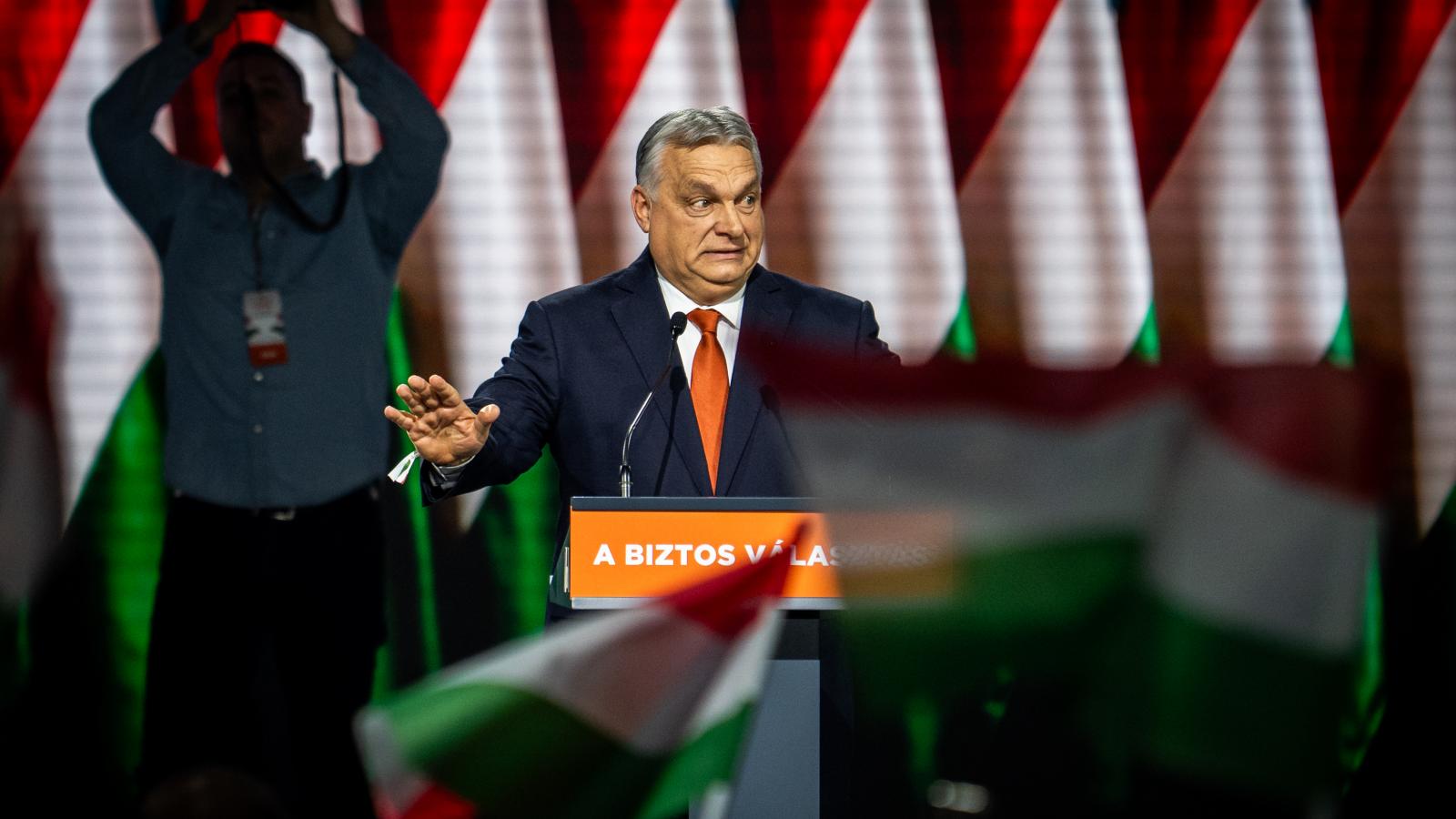 A volt kormányfő a bukás ellenére is marad pártelnök