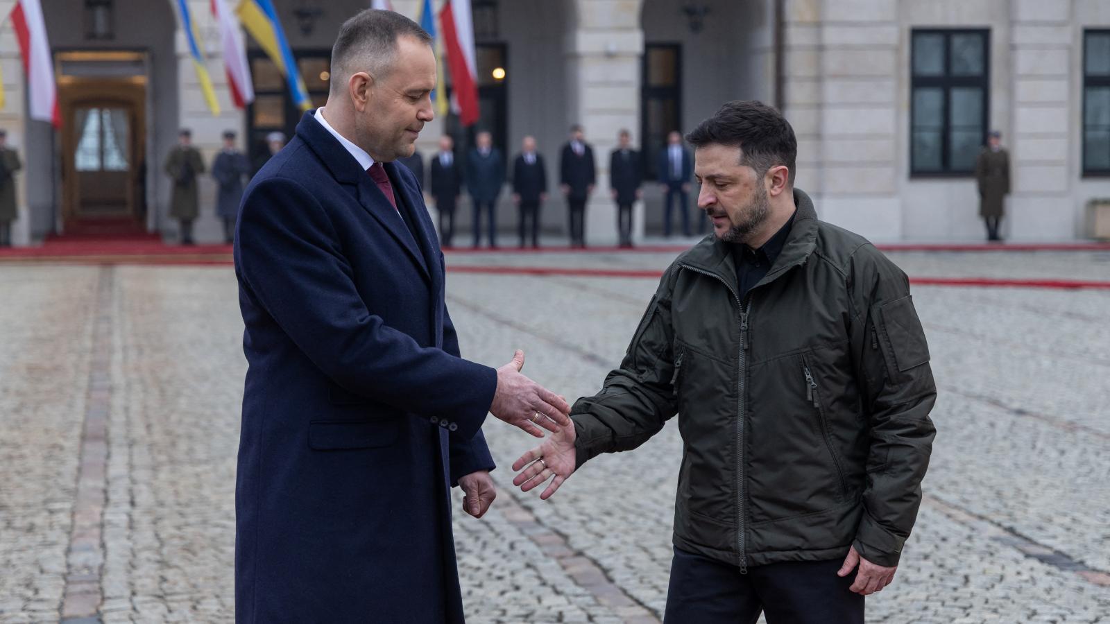  Karol Nawrocki lengyel elnök, aki a szélsőjobb erőknek udvarolva már 2025-ös kampánya óta bírálja Ukrajnát, most kihasználta a lehetőséget, hogy ukránellenes érzelmeket szítson