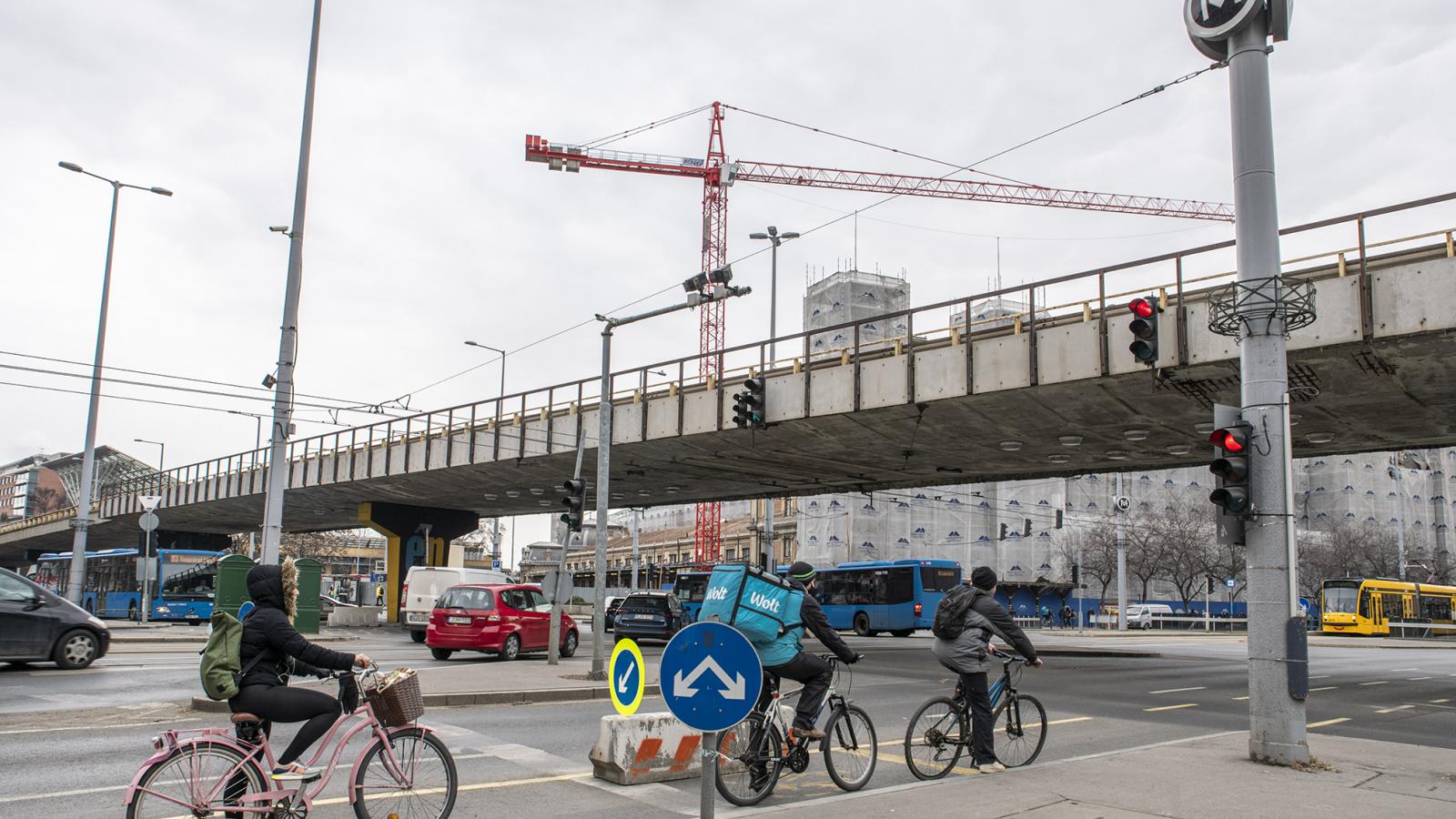 A tér felett most átívelő felüljárót teljes egészében elbontják