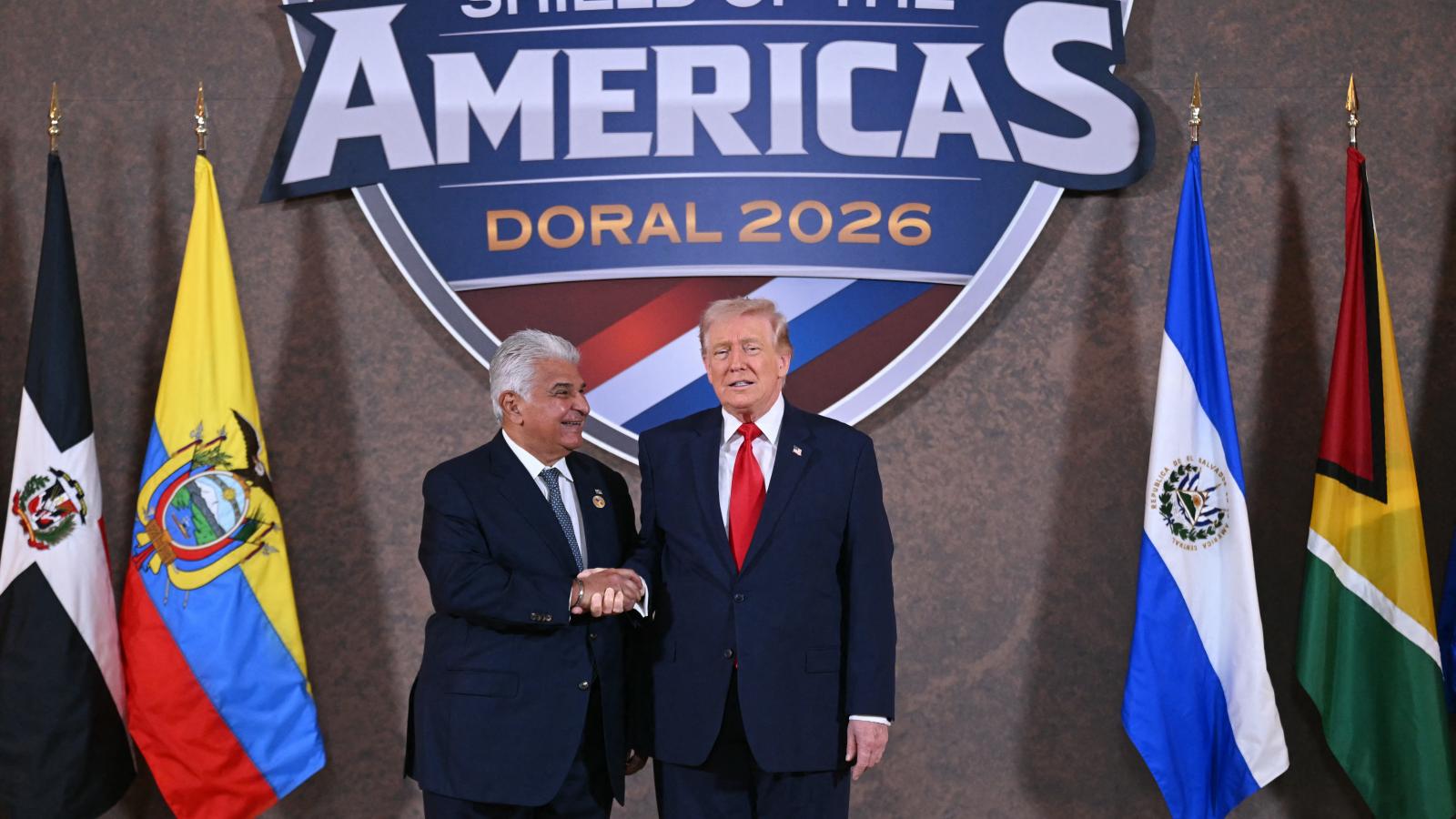 Donald Trump 2026. március 7-én az őt élesen visszautasító Jose Raul Mulino panamai elnökkel