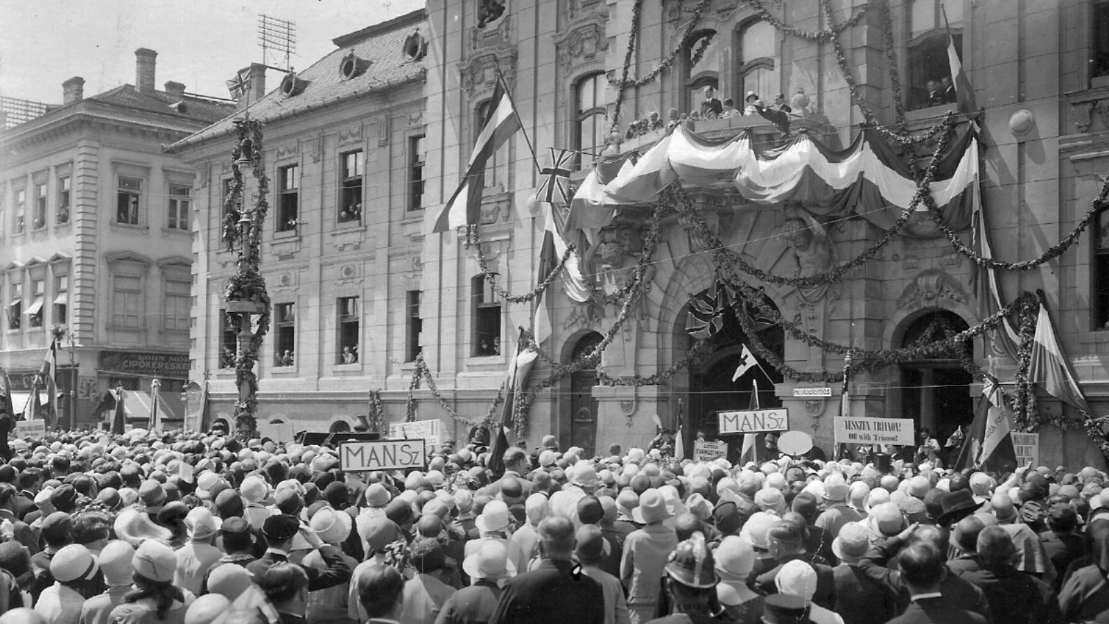 Trianon elleni tüntetés a szegedi Városháza előtt 1928. május 20-án, az erkélyen Esmond Harmsworth, a Magyarország feldarabolását ellenző Lord Rothermere brit sajtómágnás (Daily Mail alapító) fia beszél