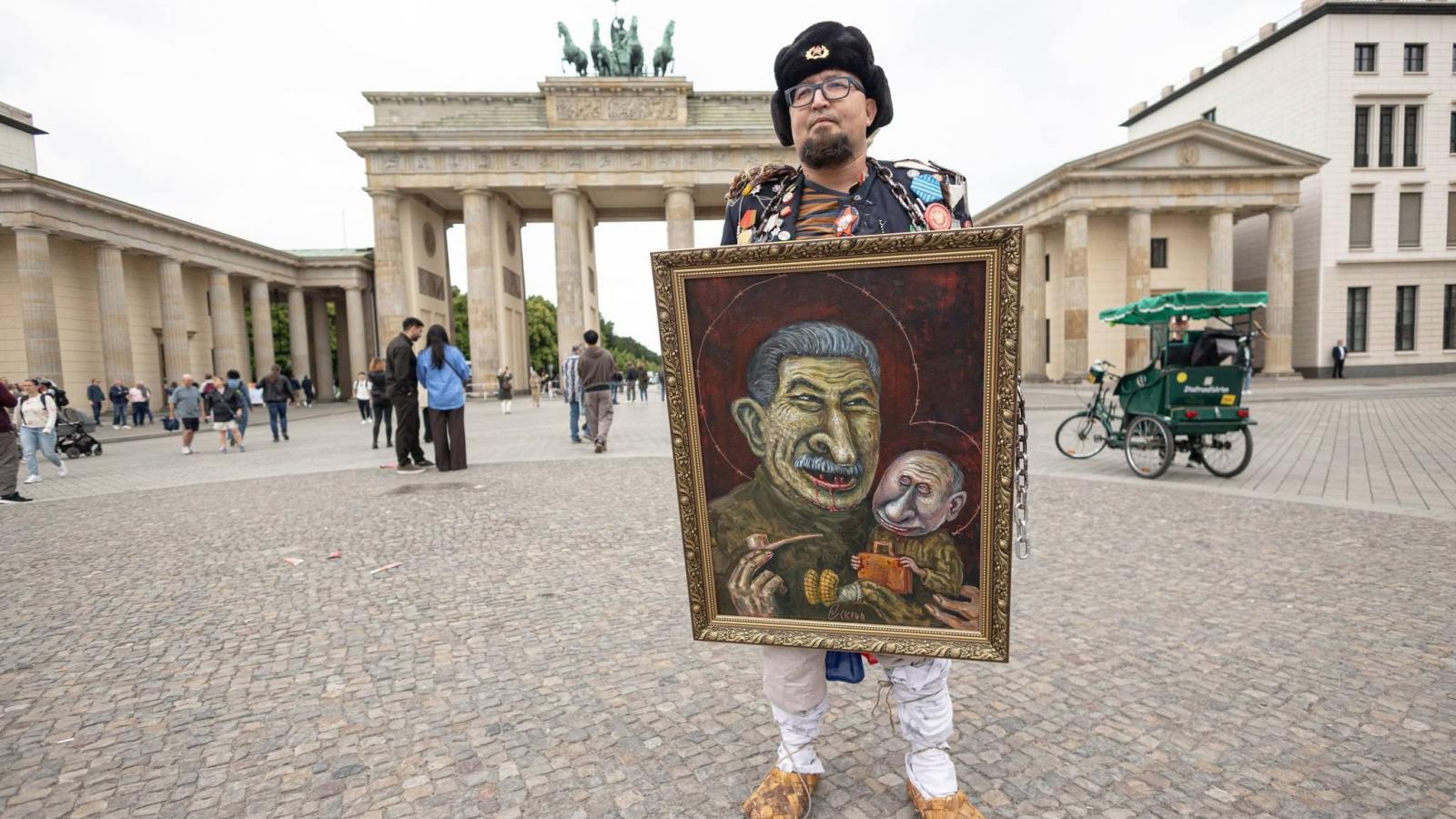 Szemjon Szkrepeckij performansza Berlinben június 12-én 