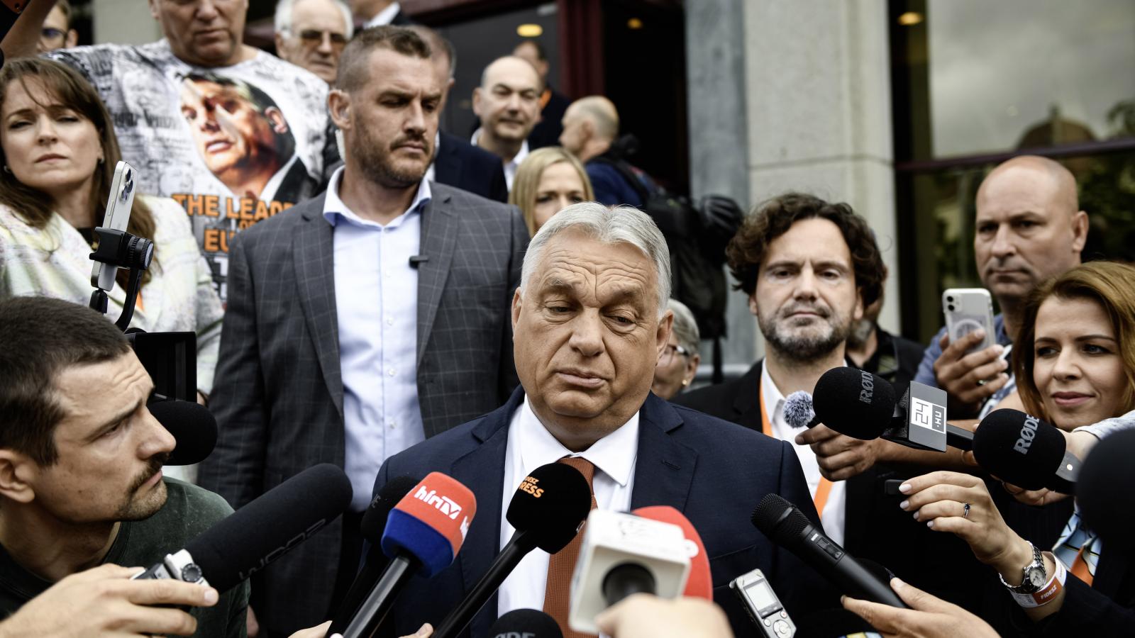 Orbán Viktor, a Fidesz örökös elnöke, egykori miniszterelnök grimaszol. Minden oka megvan rá