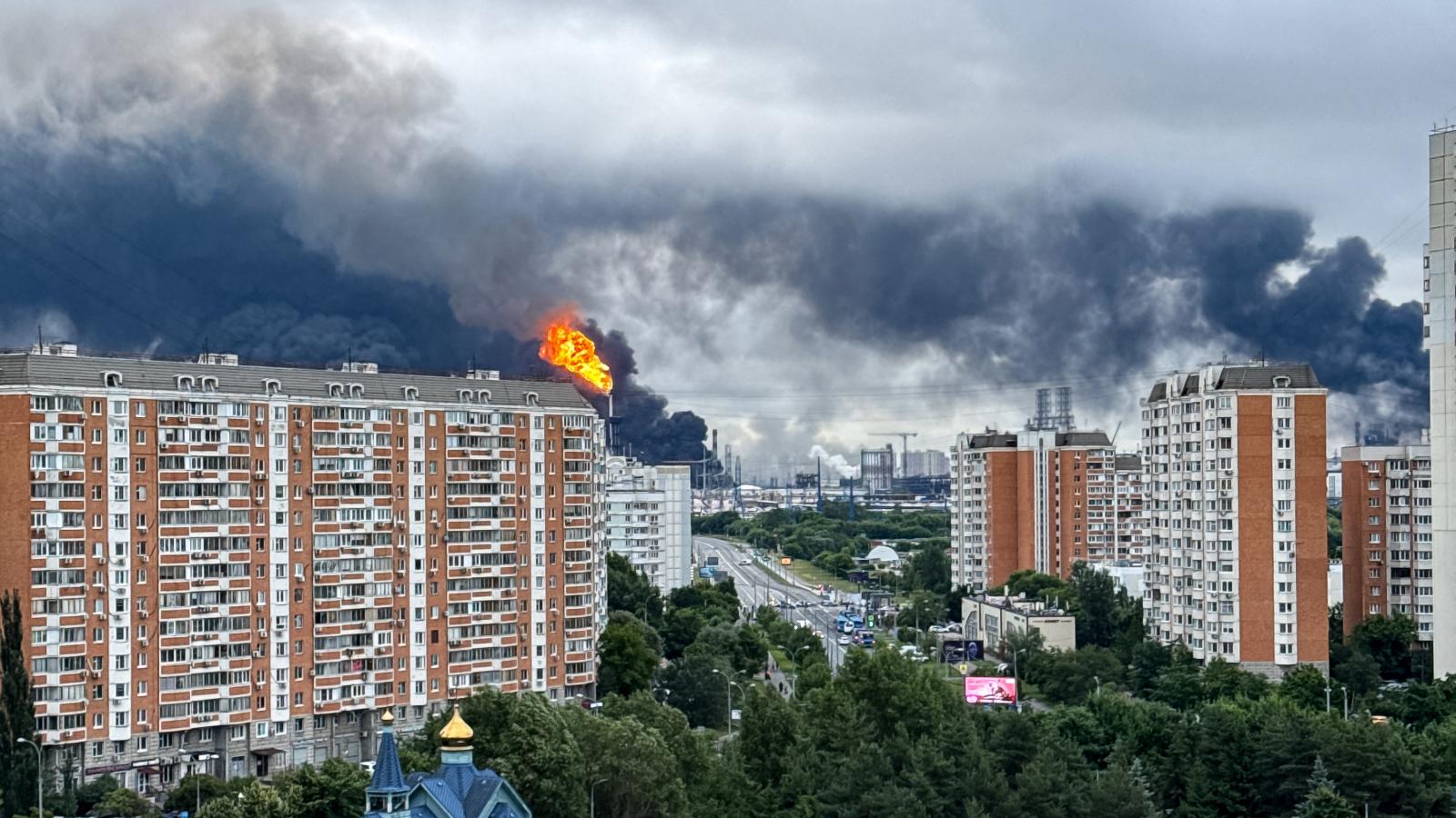 Fekete füst száll fel a Gazprom Neft orosz olajipari vállalat moszkvai olajfinomítójának területéről, Moszkva délkeleti külvárosában, 2026. június 18-án