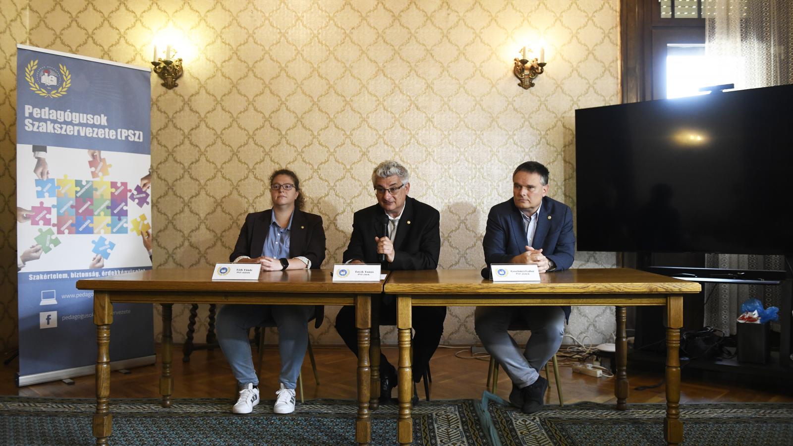Totyik Tamás, a PSZ elnöke (k), Tóth Tünde és Gosztonyi Gábor alelnökök sajtótájékoztatója, a szakszervezet országos irodájában Budapesten 2026. június 18-án