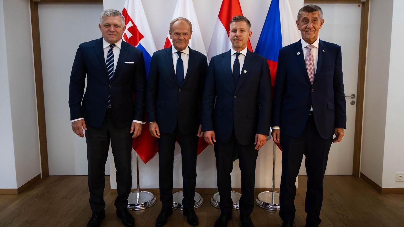 Balról jobbra: Robert Fico szlovák, Donald Tusk lengyel, Magyar Péter magyar és Andrej Babiš cseh  miniszterelnök