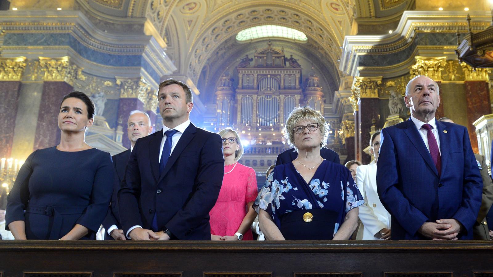 Novák Katalin volt köztársasági elnök (b) és Sulyok Tamás (j) jelenlegi államfő a Szent István-bazilikában még 2022-ben