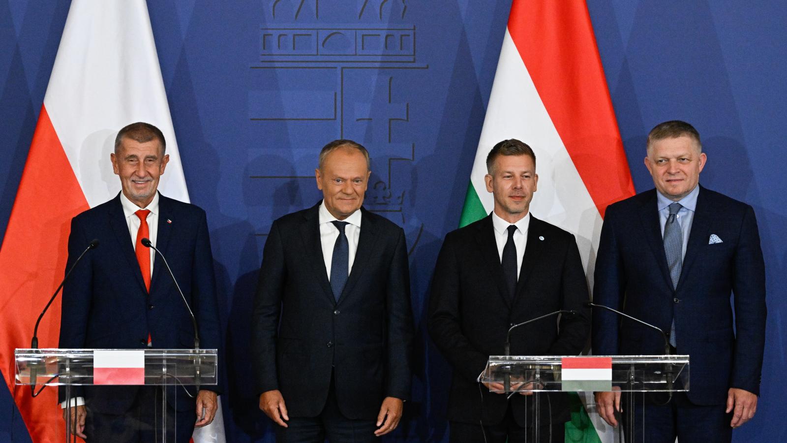 Andrej Babis cseh, Donald Tusk lengyel, Magyar Péter magyar és Robert Fico szlovák miniszterelnök (b-j) a visegrádi együttműködés (V4) kormányfőinek találkozója után tartott sajtótájékoztatón a Gödöllői Királyi Kastély Lovardájában 2026. június 23-án.