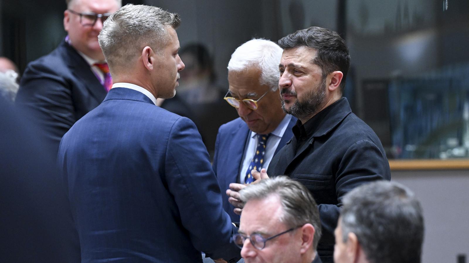 Magyar Péter és Volodimir Zelenszkij ukrán elnök a brüsszeli EU-csúcson