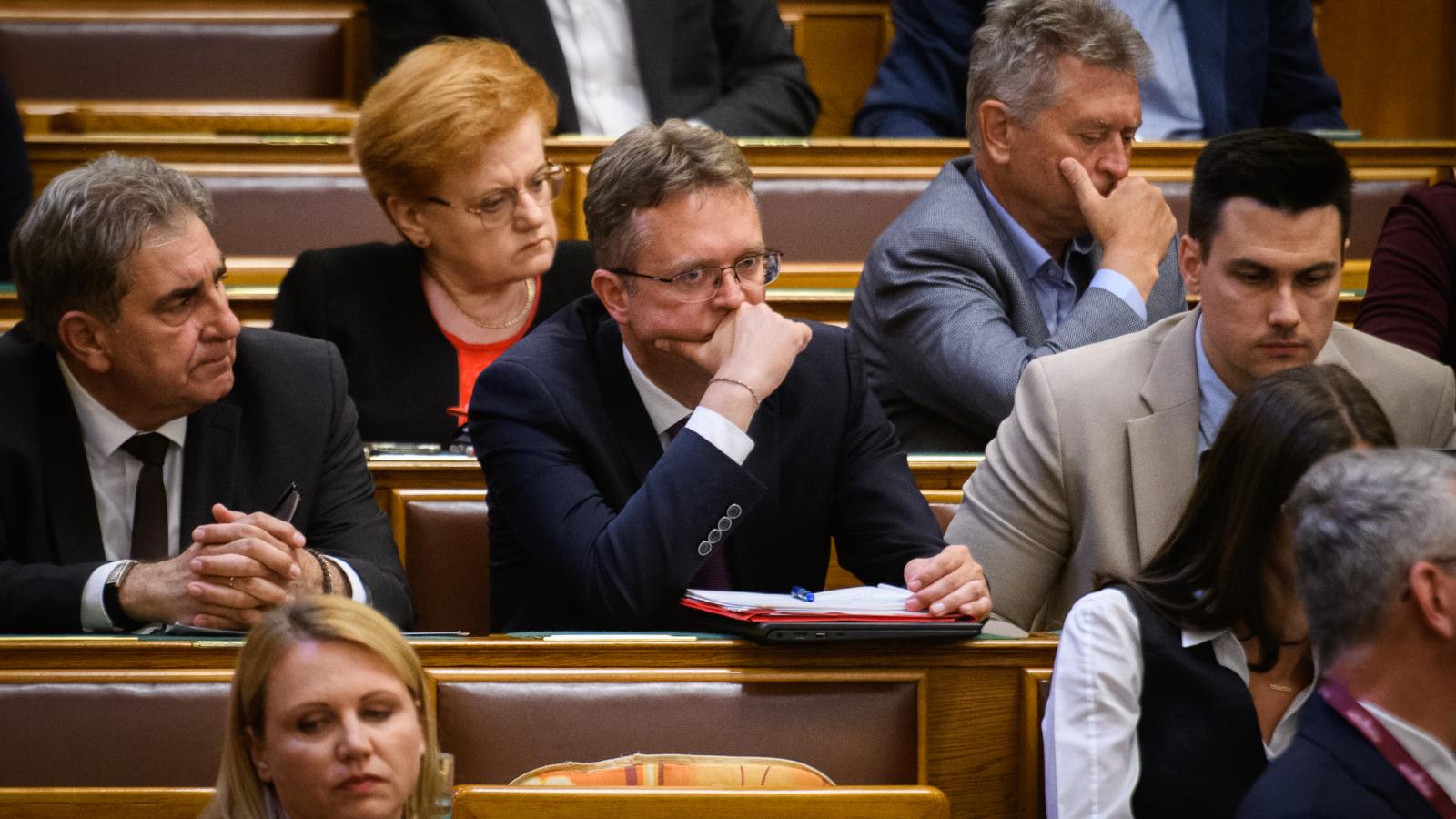 A Fidesz-frakció az Országgyűlésben. Középen Hankó Balázs 