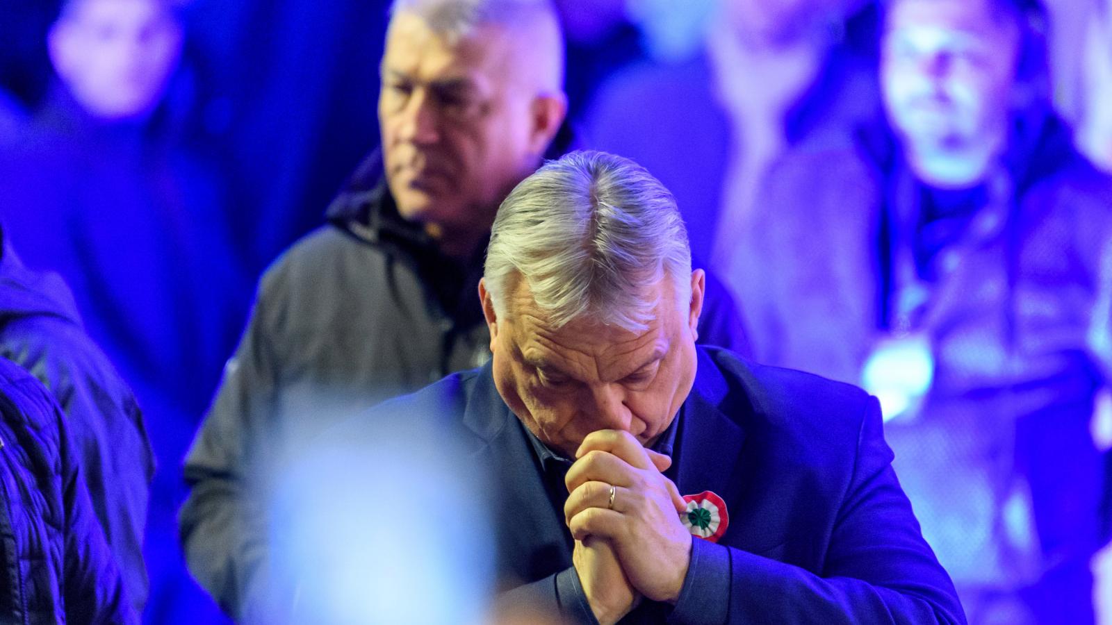 Orbán Viktor, mögötte Hajdu János  2026. március 16-án Kaposváron 