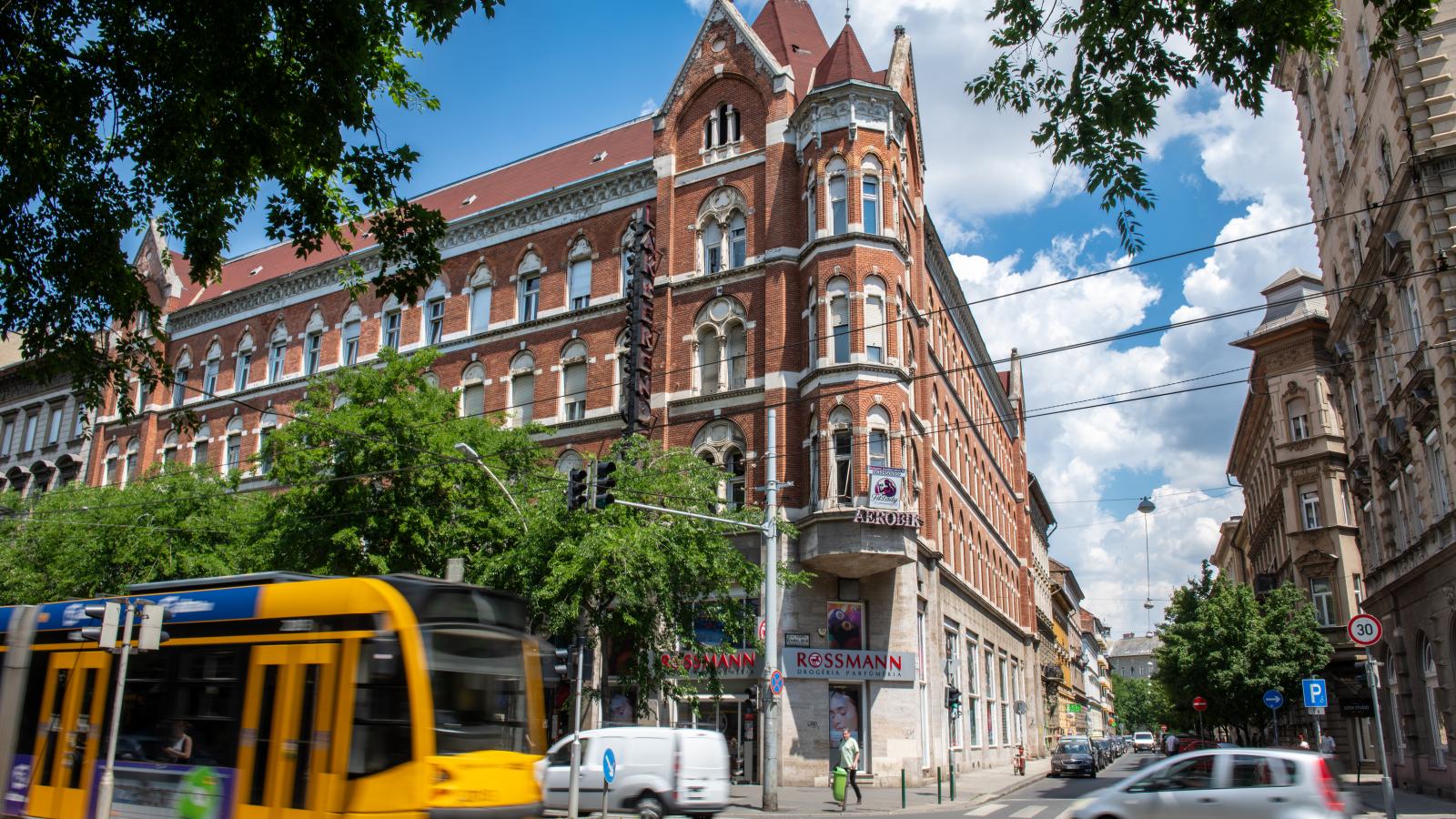 Az Erzsébet
körút 19. szám
– Kauser József
saját háromemeletes,
vörös
téglás bérháza