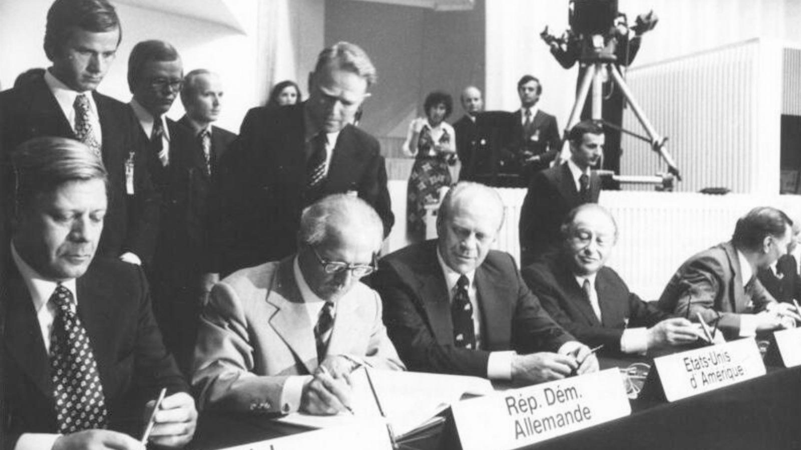 Helmut Schmidt,
Erich Honecker,
Gerald Ford és
Bruno Kreisky
aláírja a Helsinki
Záróokmányt
– az enyhülés
nem bizonyult
tartósnak