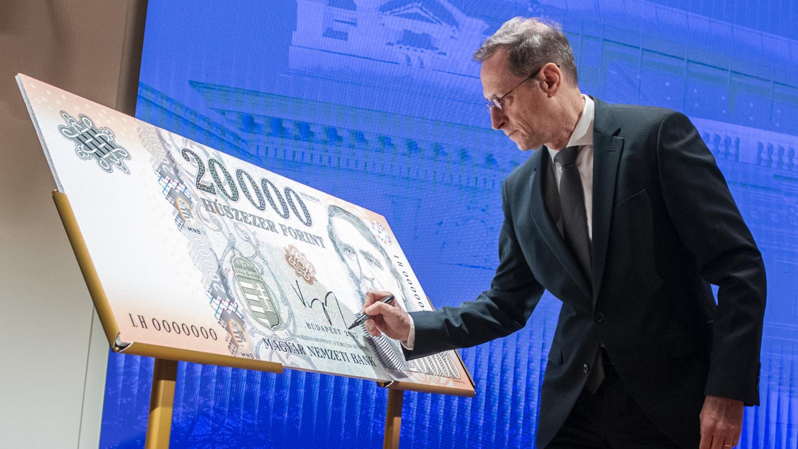 Varga Mihály kézjegye a bankon és a bankón