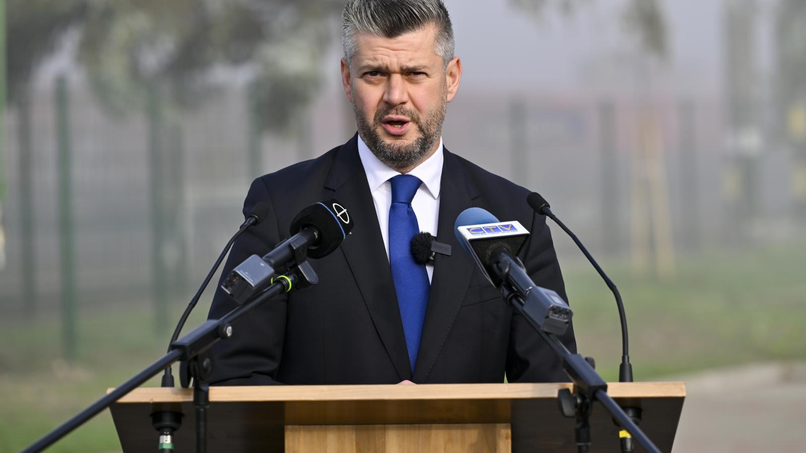 Körtvélyesi Attila jelenlegi polgármester beszédet mond. 