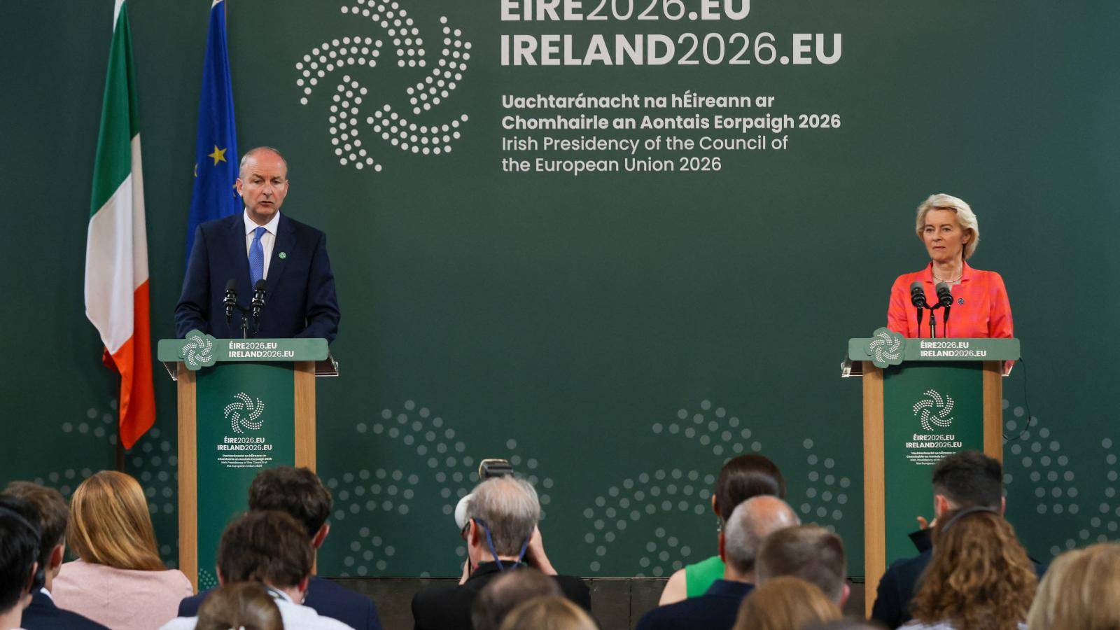 Ursula von der Leyen, az Európai Bizottság elnöke és Michael Martin, Írország miniszterelnöke közös sajtótájékoztatón vesznek részt a University College Corkban tartott találkozóik során Corkban, Írországban, 2026. július 3-án