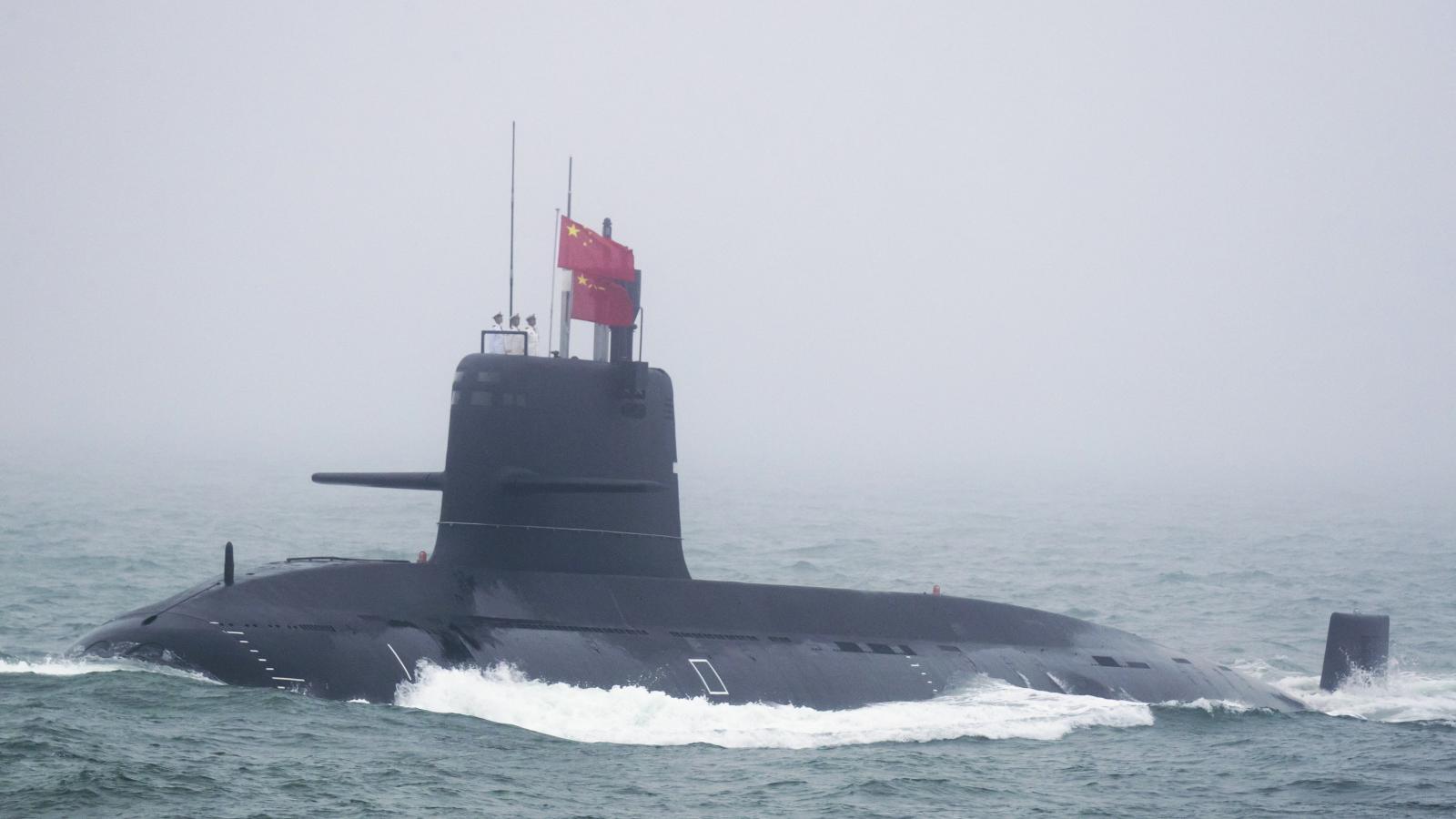 A Kínai Népi Felszabadító Hadsereg haditengerészetének Great Wall 236-os tengeralattjárója, kelet-kínai Shandong tartományban, Csingtao közelében, 2019. április 23-án